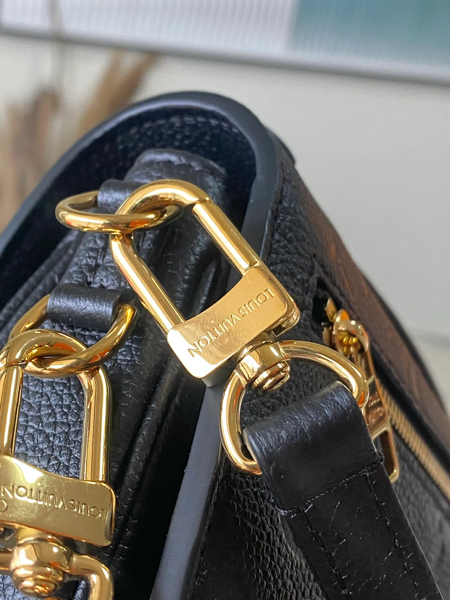 💰1100 (top layer leather) top original order M46595. Support counter inspection. Photos taken of duty-free goods are consistent with the product without unpacking. This product is an exclusive duty-free product in the market and is the highest-end product. Inspection is supported. This product has passed strict inspection and is flawless. Please wear gloves when touching the product. This product is not returnable or exchangeable. Please confirm the product first and then remove the label on the handle. This product is temporarily not open to the public, only regular customers, and is in short supply. Dimensions: 21.5 x 13.5 x 3 cm