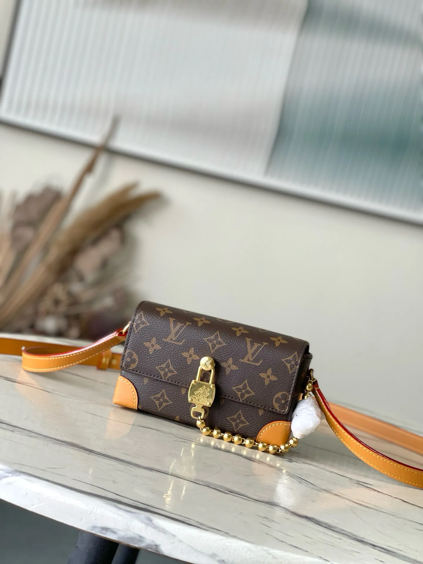 💰980 Top Original Order M14738 This Steamer mini handbag is made of Monogram canvas, with distressed cow leather trim and dazzling metal parts. The new square lock snaps back to Pharrell Williams' signature Damier pattern, the delicate key connects to the intricate beaded chain, and the adjustable shoulder strap allows for shoulder or cross-body wear. Dimensions: 18 × 11 × 6.5 cm