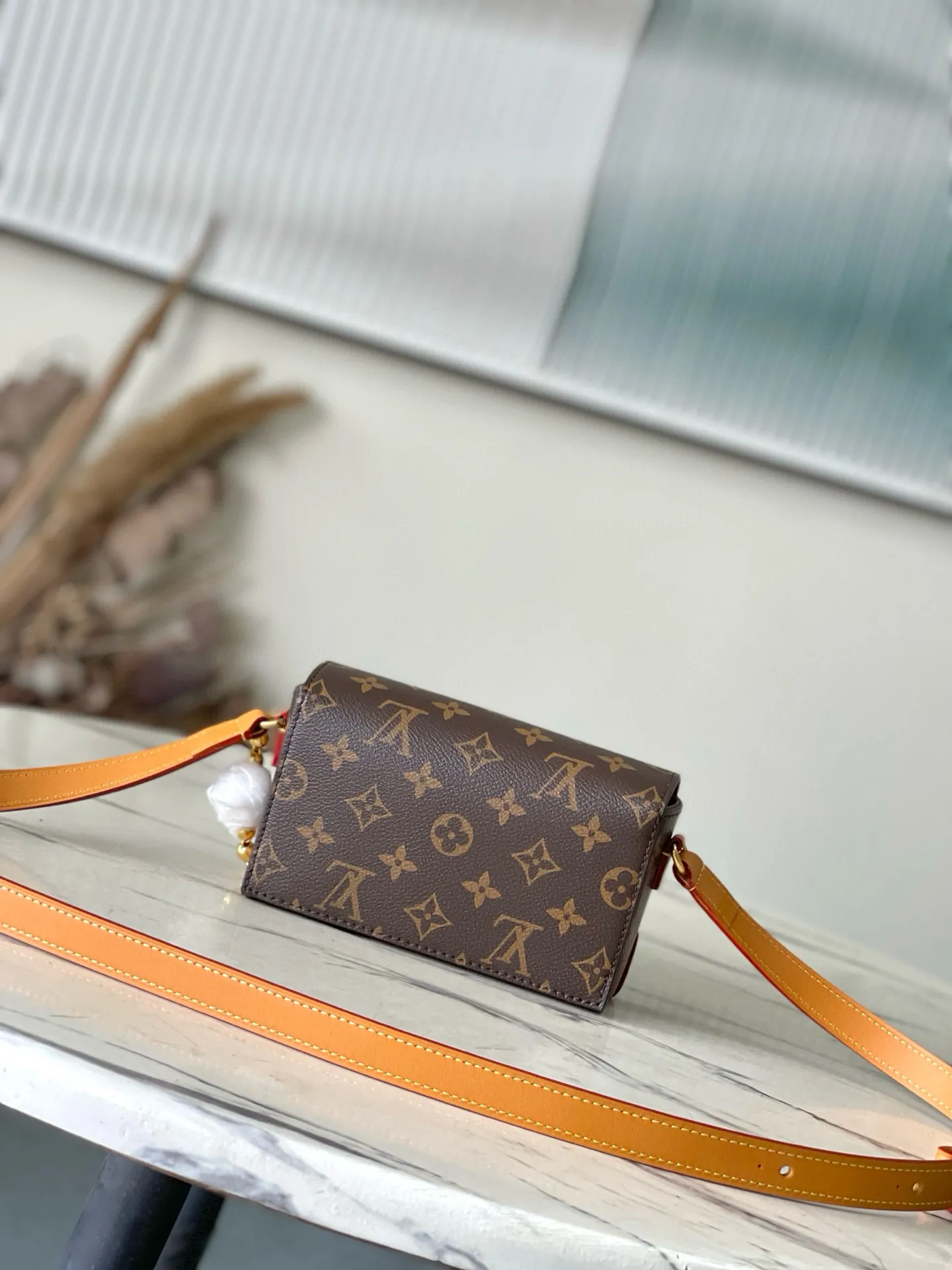 💰980 Top Original Order M14738 This Steamer mini handbag is made of Monogram canvas, with distressed cow leather trim and dazzling metal parts. The new square lock snaps back to Pharrell Williams' signature Damier pattern, the delicate key connects to the intricate beaded chain, and the adjustable shoulder strap allows for shoulder or cross-body wear. Dimensions: 18 × 11 × 6.5 cm