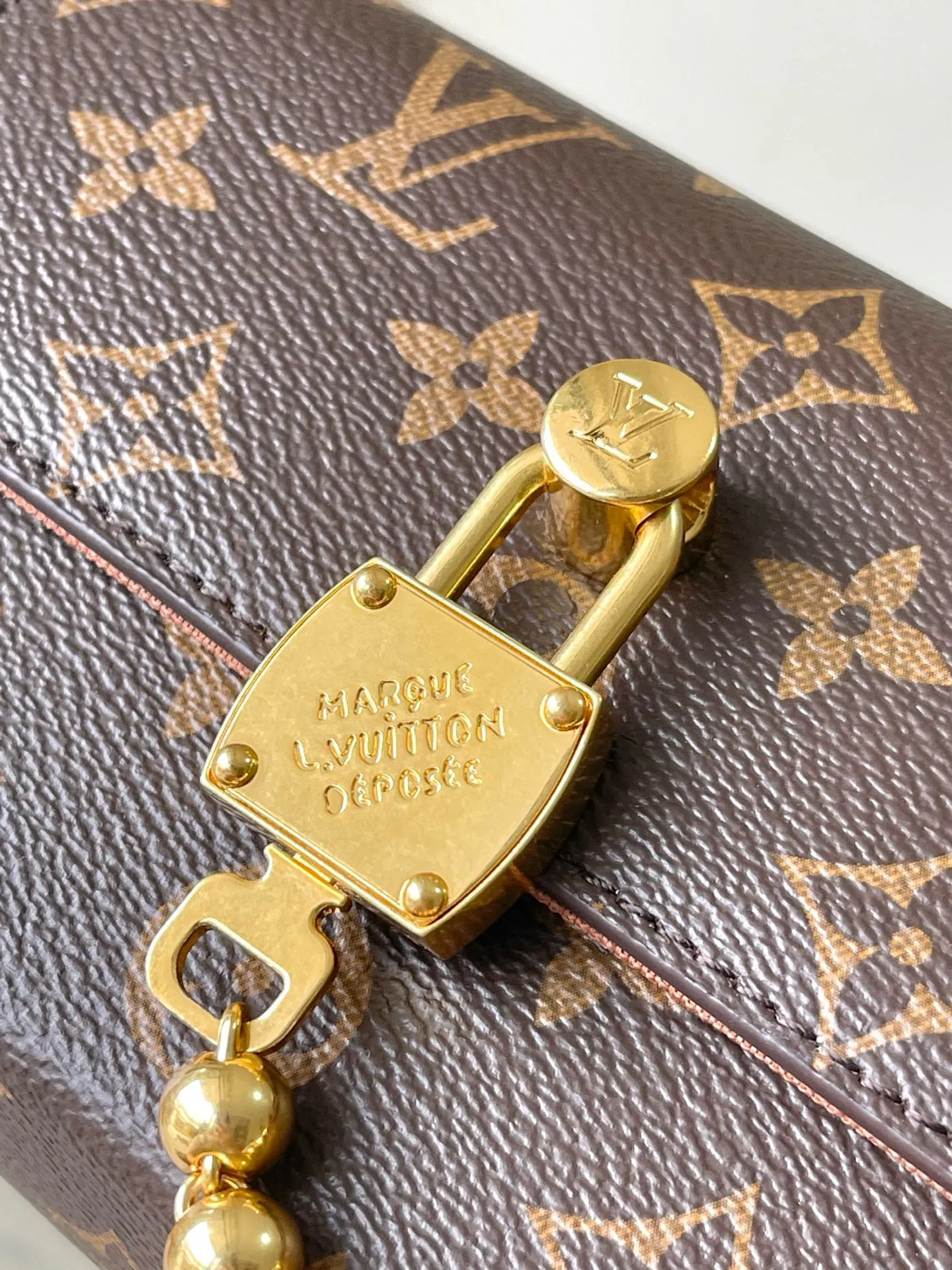 💰980 Top Original Order M14738 This Steamer mini handbag is made of Monogram canvas, with distressed cow leather trim and dazzling metal parts. The new square lock snaps back to Pharrell Williams' signature Damier pattern, the delicate key connects to the intricate beaded chain, and the adjustable shoulder strap allows for shoulder or cross-body wear. Dimensions: 18 × 11 × 6.5 cm