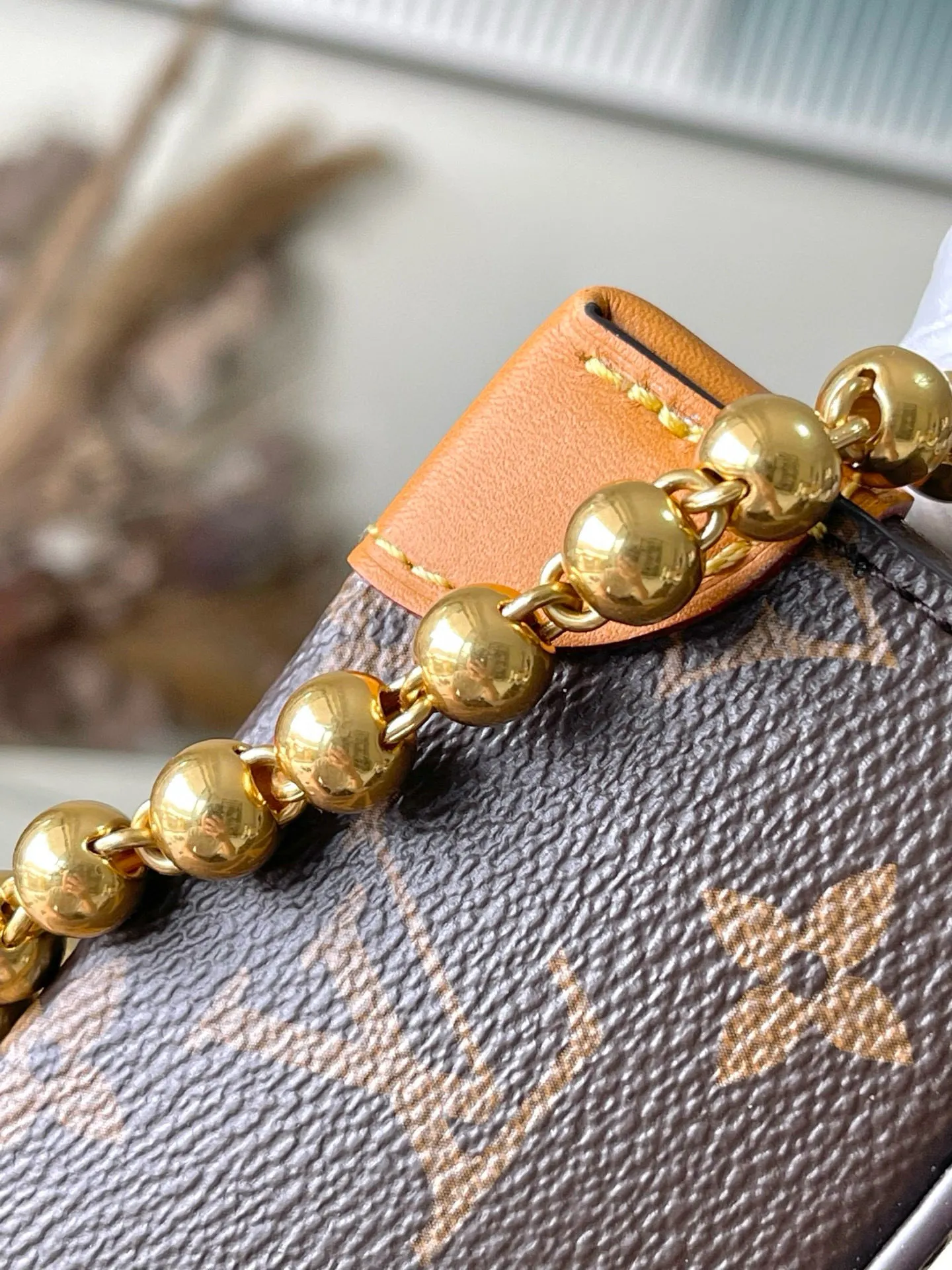 💰980 Top Original Order M14738 This Steamer mini handbag is made of Monogram canvas, with distressed cow leather trim and dazzling metal parts. The new square lock snaps back to Pharrell Williams' signature Damier pattern, the delicate key connects to the intricate beaded chain, and the adjustable shoulder strap allows for shoulder or cross-body wear. Dimensions: 18 × 11 × 6.5 cm