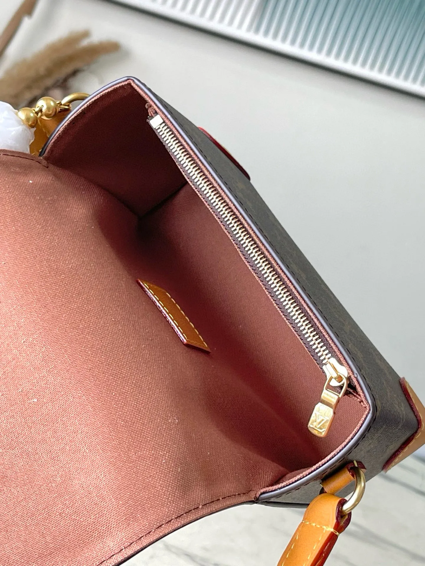 💰980 Top Original Order M14738 This Steamer mini handbag is made of Monogram canvas, with distressed cow leather trim and dazzling metal parts. The new square lock snaps back to Pharrell Williams' signature Damier pattern, the delicate key connects to the intricate beaded chain, and the adjustable shoulder strap allows for shoulder or cross-body wear. Dimensions: 18 × 11 × 6.5 cm