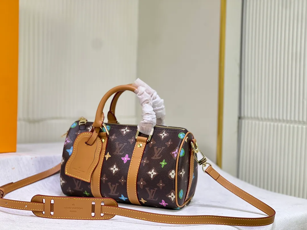 Batch 280💰M24849 White Color Black Color Pillow Bag This Keepall 25 handbag is made of Monogram Eclipse Reverse canvas, showing an elegant reinterpretation of Louis Vuitton's classic pattern. The reinforced straps and leather nameplate continue the iconic elements of the Keepall series, and the zipper closure keeps personal items safe and secure. Dimensions: 25.0 x 15.0 x 11.0cm (Length x Height x Width)