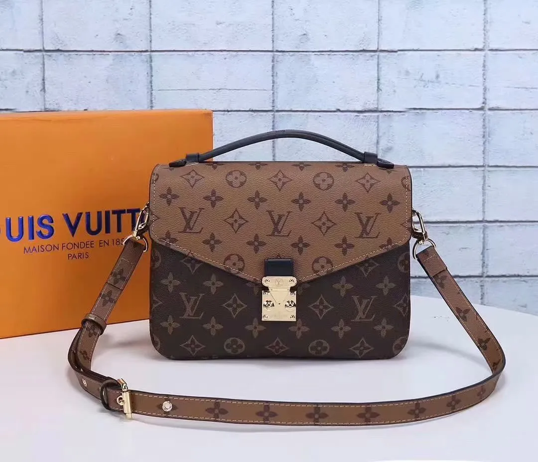 P250 upgraded version, the same model as Fan Bingbing, laser hardware, shoulder straps with opposite flowers, hot-selling model, LV Louis Vuitton M40780 original yellow leather, same style as celebrities. Buy the original model and open the mold. Be sure to do your best, original yellow leather, high-end hardware with imported color-changing leather. French counters have been sold out, high-end quality in the market, unique handwork, welcome to compare the quality as the first choice for gifts, size 25-18-6CM