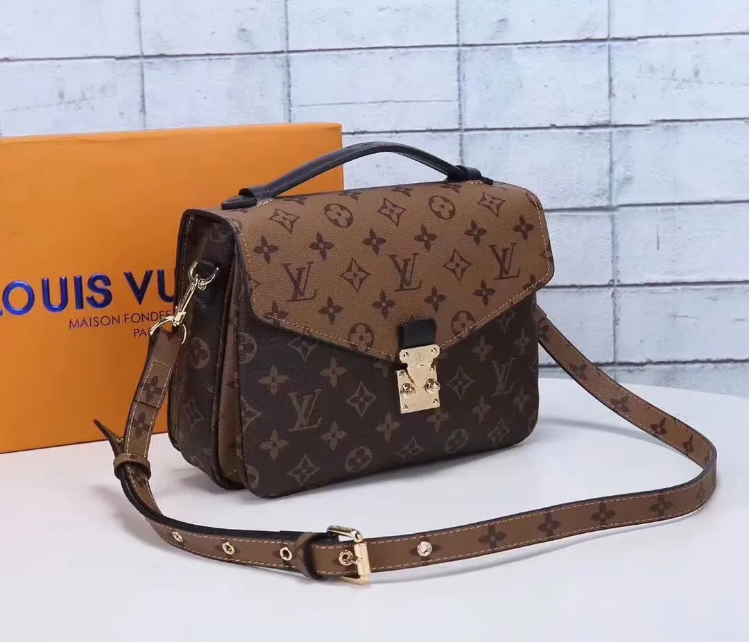 P250 upgraded version, the same model as Fan Bingbing, laser hardware, shoulder straps with opposite flowers, hot-selling model, LV Louis Vuitton M40780 original yellow leather, same style as celebrities. Buy the original model and open the mold. Be sure to do your best, original yellow leather, high-end hardware with imported color-changing leather. French counters have been sold out, high-end quality in the market, unique handwork, welcome to compare the quality as the first choice for gifts, size 25-18-6CM