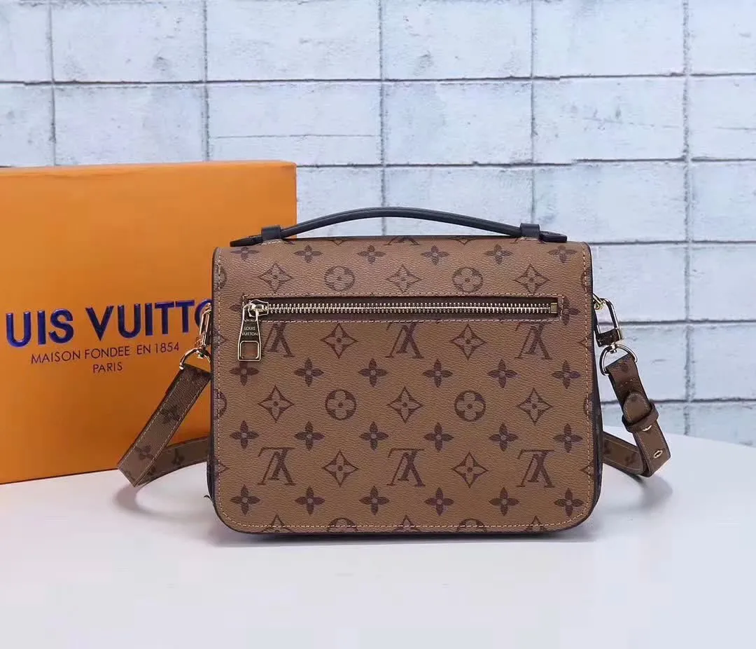 P250 upgraded version, the same model as Fan Bingbing, laser hardware, shoulder straps with opposite flowers, hot-selling model, LV Louis Vuitton M40780 original yellow leather, same style as celebrities. Buy the original model and open the mold. Be sure to do your best, original yellow leather, high-end hardware with imported color-changing leather. French counters have been sold out, high-end quality in the market, unique handwork, welcome to compare the quality as the first choice for gifts, size 25-18-6CM