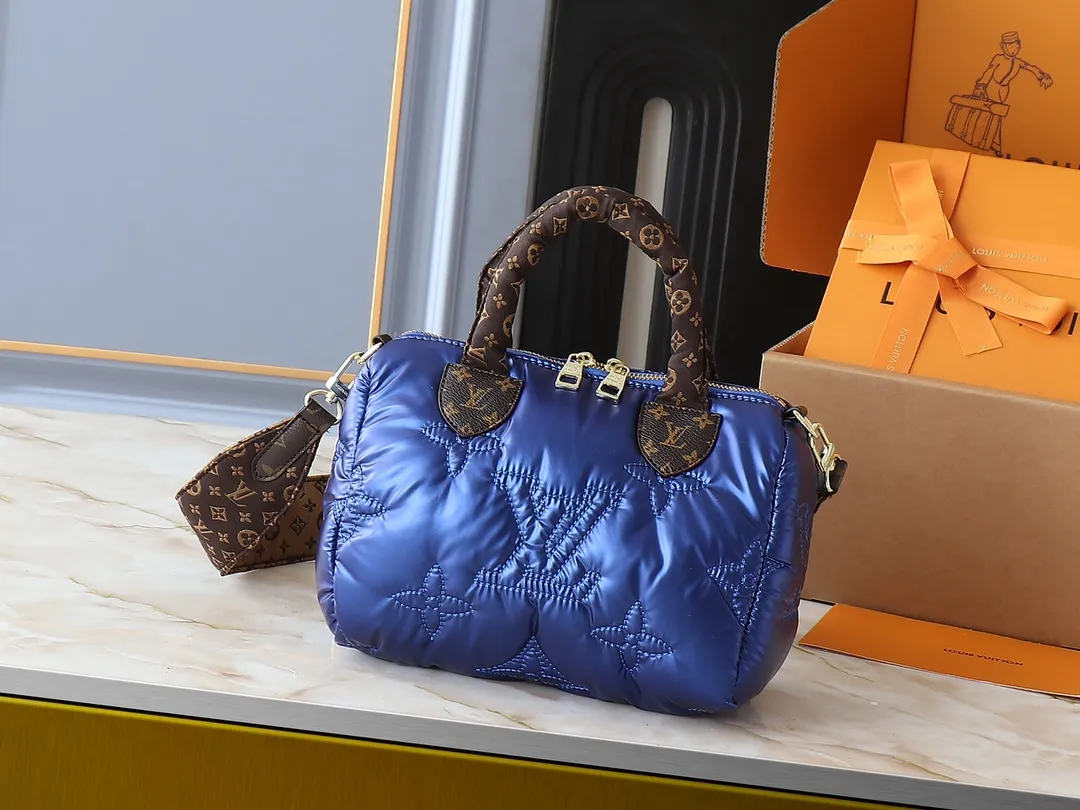 💰240💰Upgraded from the original M21061 M20937 M59008 This LV Pillow Speedy Bandoulière 25 handbag injects a cool attitude into the brand’s classic configuration. Recycled padded nylon has a matte sheen, with Monogram embroidery and Mini Monogram canvas trim. The top handle and shoulder strap are both padded, making it softer, warmer and more comfortable to carry. Dimensions: 25.0 x 19.0 x 15.0 cm (length x height x width)