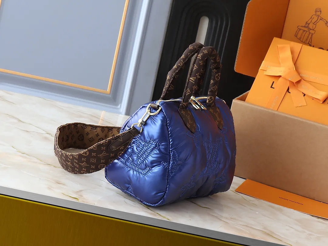 💰240💰Upgraded from the original M21061 M20937 M59008 This LV Pillow Speedy Bandoulière 25 handbag injects a cool attitude into the brand’s classic configuration. Recycled padded nylon has a matte sheen, with Monogram embroidery and Mini Monogram canvas trim. The top handle and shoulder strap are both padded, making it softer, warmer and more comfortable to carry. Dimensions: 25.0 x 19.0 x 15.0 cm (length x height x width)