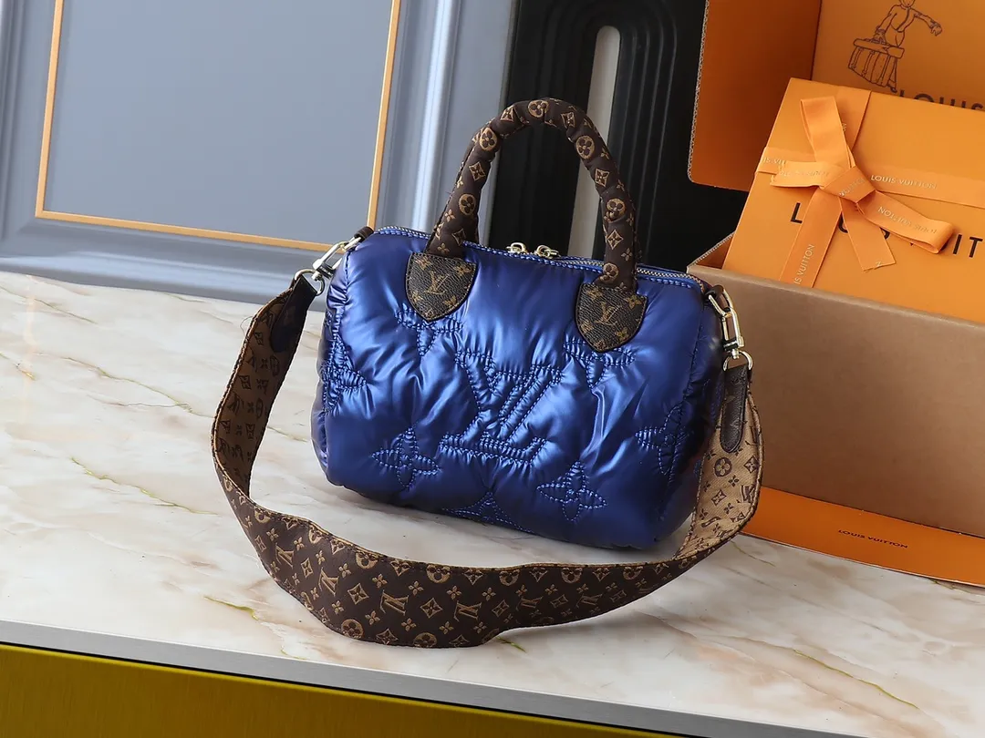💰240💰Upgraded from the original M21061 M20937 M59008 This LV Pillow Speedy Bandoulière 25 handbag injects a cool attitude into the brand’s classic configuration. Recycled padded nylon has a matte sheen, with Monogram embroidery and Mini Monogram canvas trim. The top handle and shoulder strap are both padded, making it softer, warmer and more comfortable to carry. Dimensions: 25.0 x 19.0 x 15.0 cm (length x height x width)