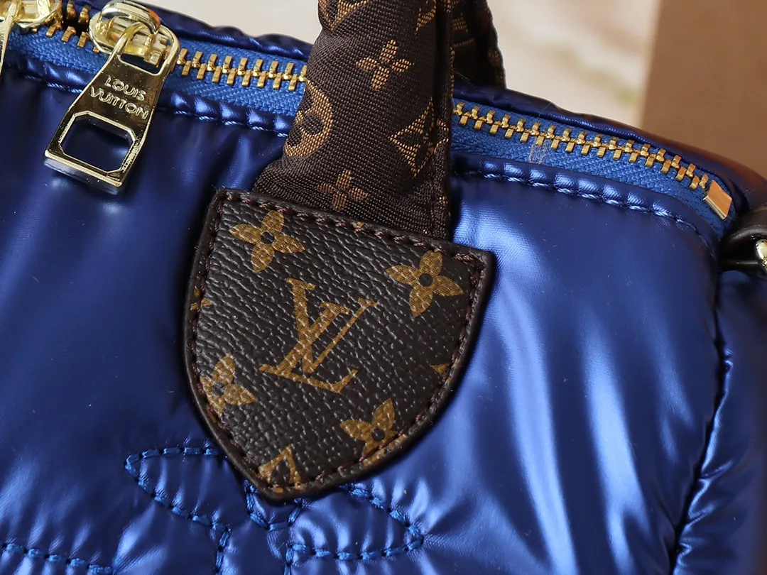 💰240💰Upgraded from the original M21061 M20937 M59008 This LV Pillow Speedy Bandoulière 25 handbag injects a cool attitude into the brand’s classic configuration. Recycled padded nylon has a matte sheen, with Monogram embroidery and Mini Monogram canvas trim. The top handle and shoulder strap are both padded, making it softer, warmer and more comfortable to carry. Dimensions: 25.0 x 19.0 x 15.0 cm (length x height x width)
