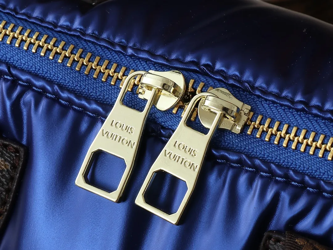 💰240💰Upgraded from the original M21061 M20937 M59008 This LV Pillow Speedy Bandoulière 25 handbag injects a cool attitude into the brand’s classic configuration. Recycled padded nylon has a matte sheen, with Monogram embroidery and Mini Monogram canvas trim. The top handle and shoulder strap are both padded, making it softer, warmer and more comfortable to carry. Dimensions: 25.0 x 19.0 x 15.0 cm (length x height x width)