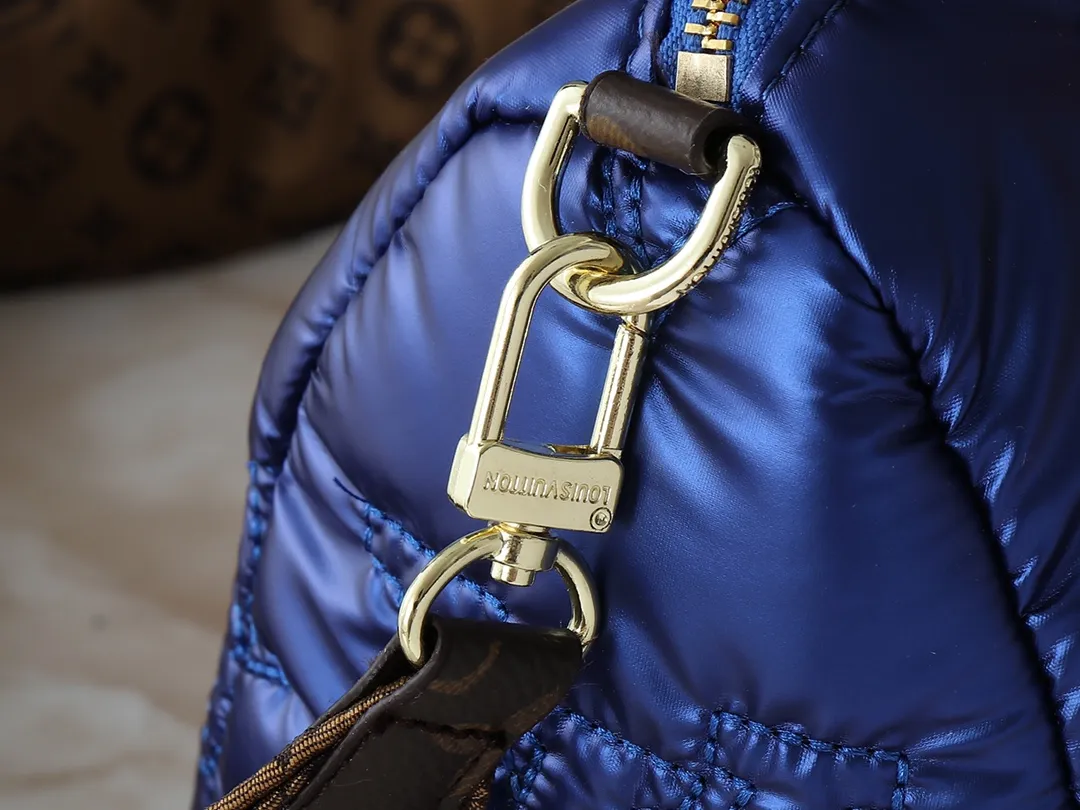 💰240💰Upgraded from the original M21061 M20937 M59008 This LV Pillow Speedy Bandoulière 25 handbag injects a cool attitude into the brand’s classic configuration. Recycled padded nylon has a matte sheen, with Monogram embroidery and Mini Monogram canvas trim. The top handle and shoulder strap are both padded, making it softer, warmer and more comfortable to carry. Dimensions: 25.0 x 19.0 x 15.0 cm (length x height x width)