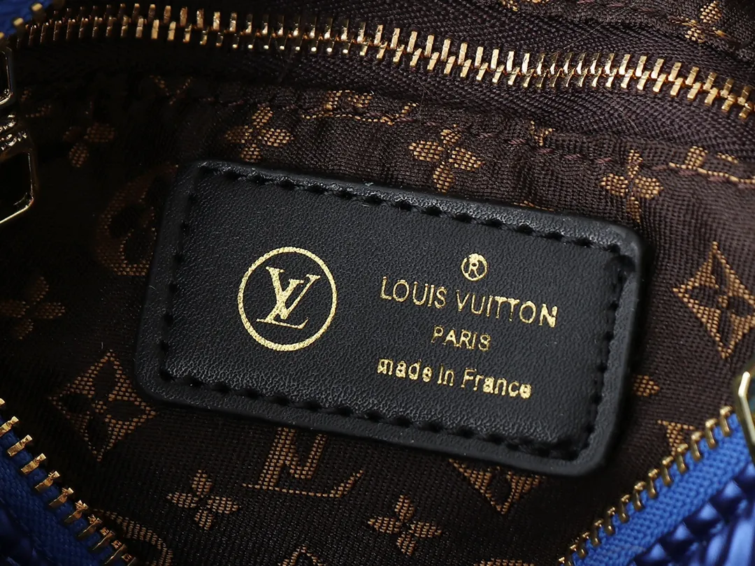 💰240💰Upgraded from the original M21061 M20937 M59008 This LV Pillow Speedy Bandoulière 25 handbag injects a cool attitude into the brand’s classic configuration. Recycled padded nylon has a matte sheen, with Monogram embroidery and Mini Monogram canvas trim. The top handle and shoulder strap are both padded, making it softer, warmer and more comfortable to carry. Dimensions: 25.0 x 19.0 x 15.0 cm (length x height x width)