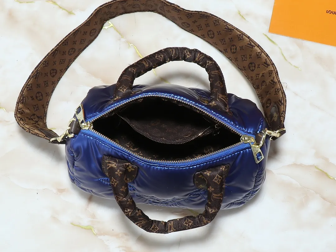 💰240💰Upgraded from the original M21061 M20937 M59008 This LV Pillow Speedy Bandoulière 25 handbag injects a cool attitude into the brand’s classic configuration. Recycled padded nylon has a matte sheen, with Monogram embroidery and Mini Monogram canvas trim. The top handle and shoulder strap are both padded, making it softer, warmer and more comfortable to carry. Dimensions: 25.0 x 19.0 x 15.0 cm (length x height x width)