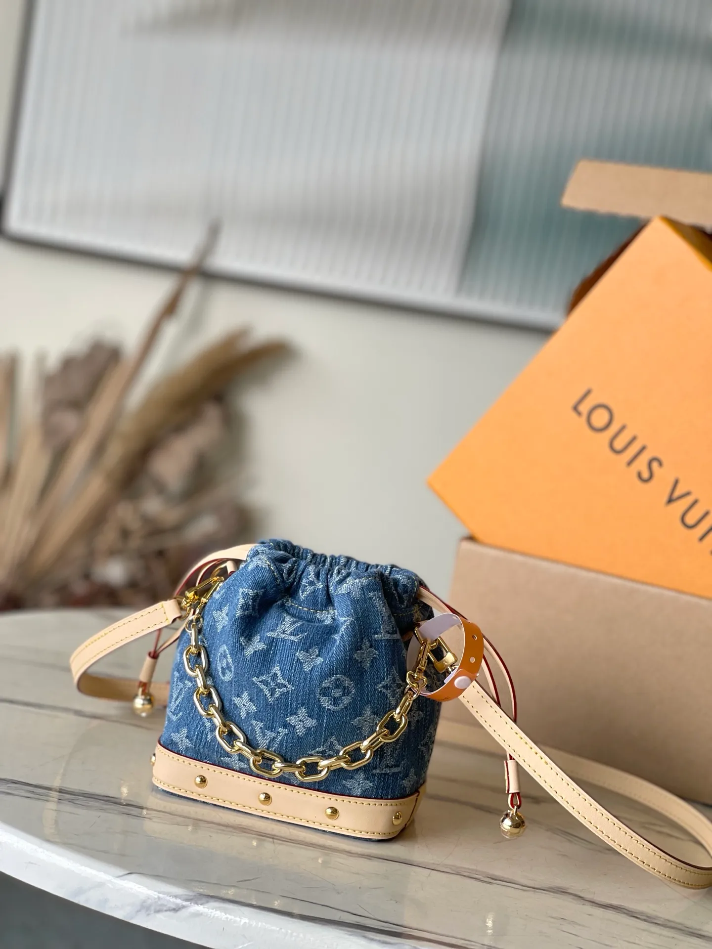 💰900 Top Original M83043 This NanoNoe backpack is made of cotton with trendy denim tones, and the classic Monogram pattern is laid out on it, which contrasts with the leather trim and dazzling chain. The LV inscription decoration on the drawstring opening and closing reveals a fun style and pays tribute to the brand's long heritage. Dimensions: 20.5 × 17.5 × 8.8 cm