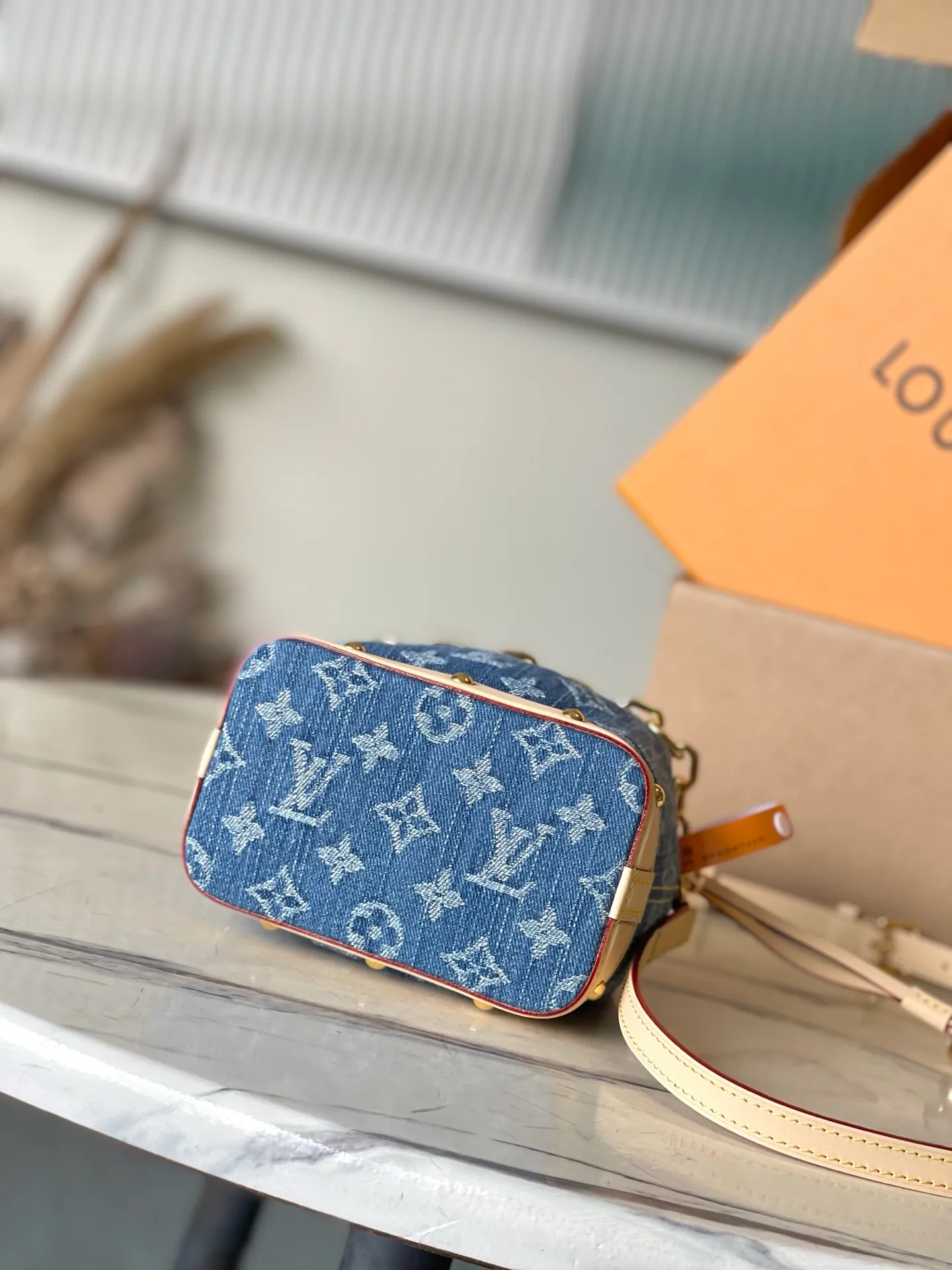 💰900 Top Original M83043 This NanoNoe backpack is made of cotton with trendy denim tones, and the classic Monogram pattern is laid out on it, which contrasts with the leather trim and dazzling chain. The LV inscription decoration on the drawstring opening and closing reveals a fun style and pays tribute to the brand's long heritage. Dimensions: 20.5 × 17.5 × 8.8 cm
