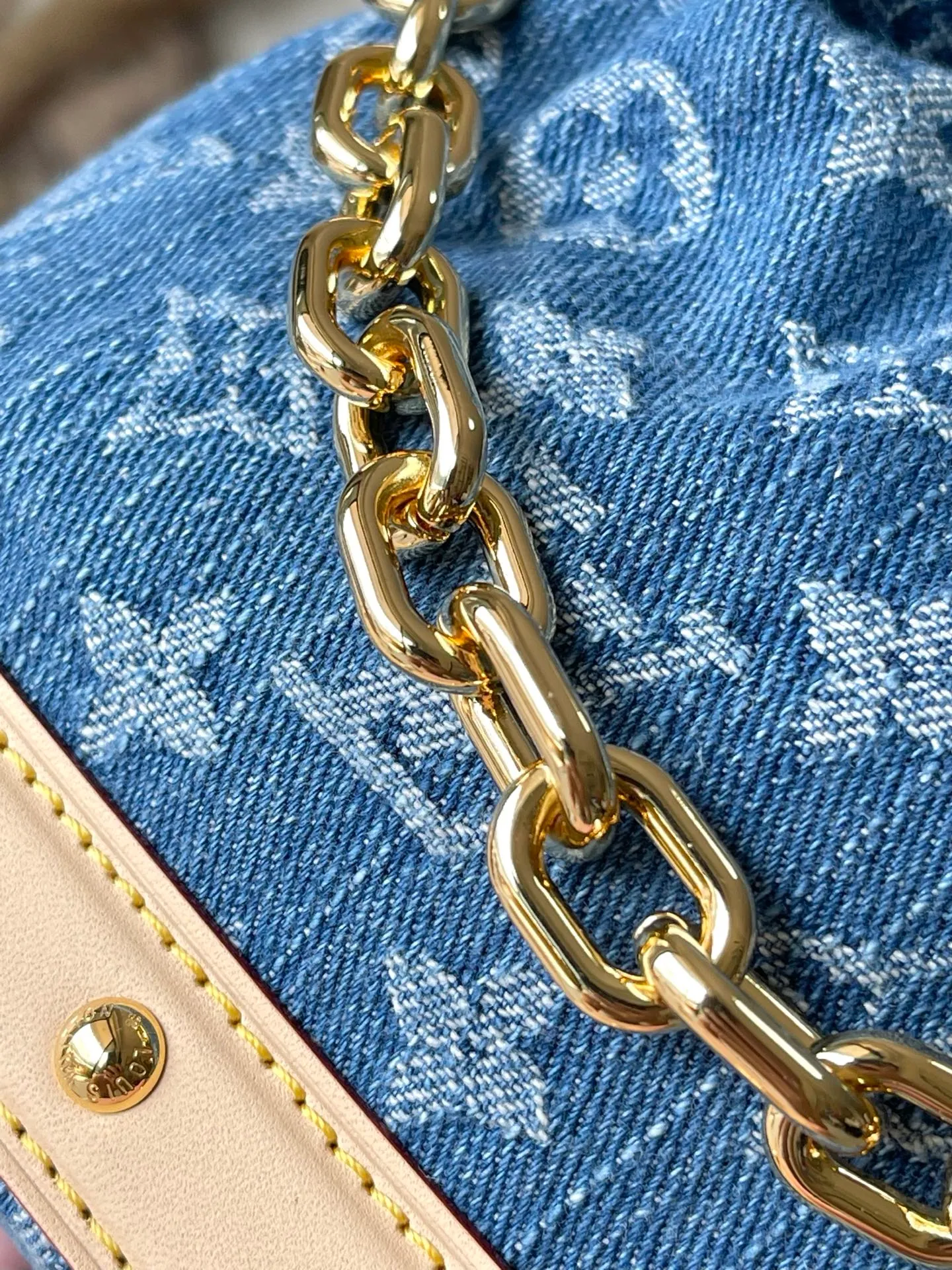 💰900 Top Original M83043 This NanoNoe backpack is made of cotton with trendy denim tones, and the classic Monogram pattern is laid out on it, which contrasts with the leather trim and dazzling chain. The LV inscription decoration on the drawstring opening and closing reveals a fun style and pays tribute to the brand's long heritage. Dimensions: 20.5 × 17.5 × 8.8 cm