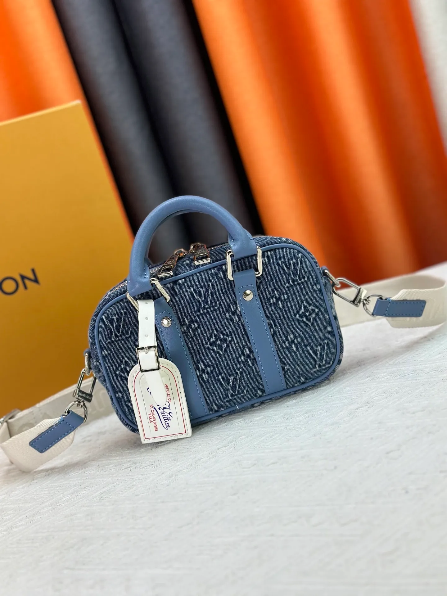 P260 Upgraded Original M82770 Black Flower Denim Blue This Nano Porte Documents Voyage handbag pays homage to the classic prototype design. It inherits elements such as zipper opening and closing, handles and detachable and adjustable shoulder straps, making it easy to control business occasions with a personalized and trendy attitude. The spacious main compartment holds a cell phone and wallet, making it ideal for shoulder or cross-body wear. Dimensions: 20 x 13 x 5.5 (Length x Height x Width)