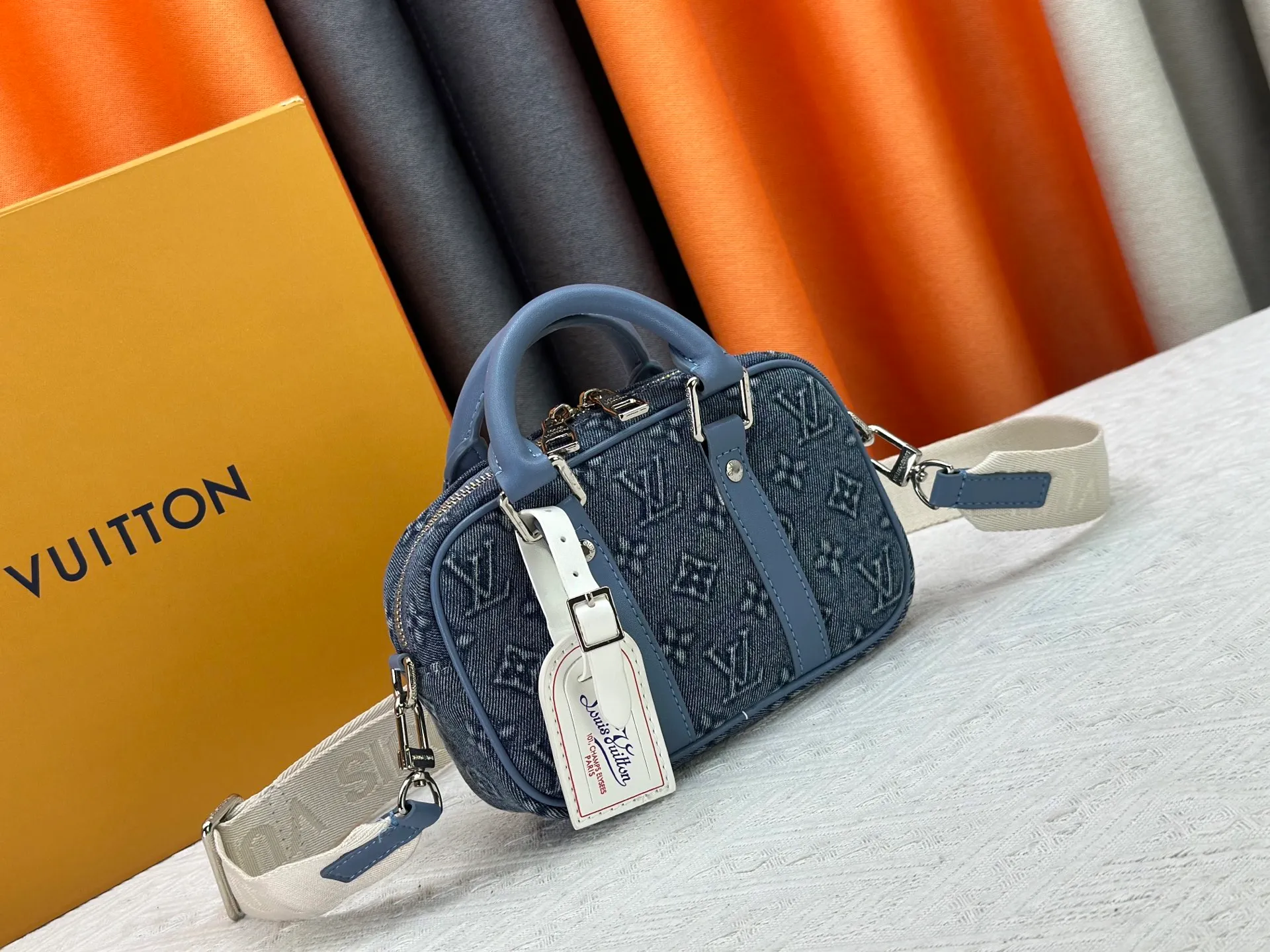 P260 Upgraded Original M82770 Black Flower Denim Blue This Nano Porte Documents Voyage handbag pays homage to the classic prototype design. It inherits elements such as zipper opening and closing, handles and detachable and adjustable shoulder straps, making it easy to control business occasions with a personalized and trendy attitude. The spacious main compartment holds a cell phone and wallet, making it ideal for shoulder or cross-body wear. Dimensions: 20 x 13 x 5.5 (Length x Height x Width)