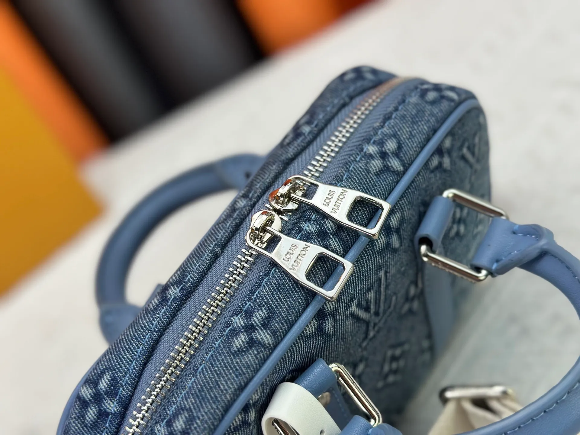 P260 Upgraded Original M82770 Black Flower Denim Blue This Nano Porte Documents Voyage handbag pays homage to the classic prototype design. It inherits elements such as zipper opening and closing, handles and detachable and adjustable shoulder straps, making it easy to control business occasions with a personalized and trendy attitude. The spacious main compartment holds a cell phone and wallet, making it ideal for shoulder or cross-body wear. Dimensions: 20 x 13 x 5.5 (Length x Height x Width)