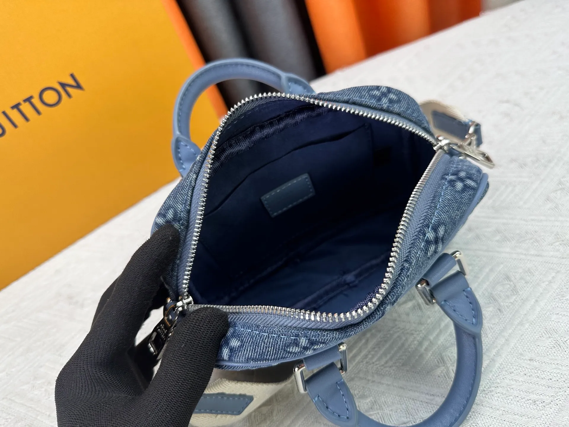 P260 Upgraded Original M82770 Black Flower Denim Blue This Nano Porte Documents Voyage handbag pays homage to the classic prototype design. It inherits elements such as zipper opening and closing, handles and detachable and adjustable shoulder straps, making it easy to control business occasions with a personalized and trendy attitude. The spacious main compartment holds a cell phone and wallet, making it ideal for shoulder or cross-body wear. Dimensions: 20 x 13 x 5.5 (Length x Height x Width)