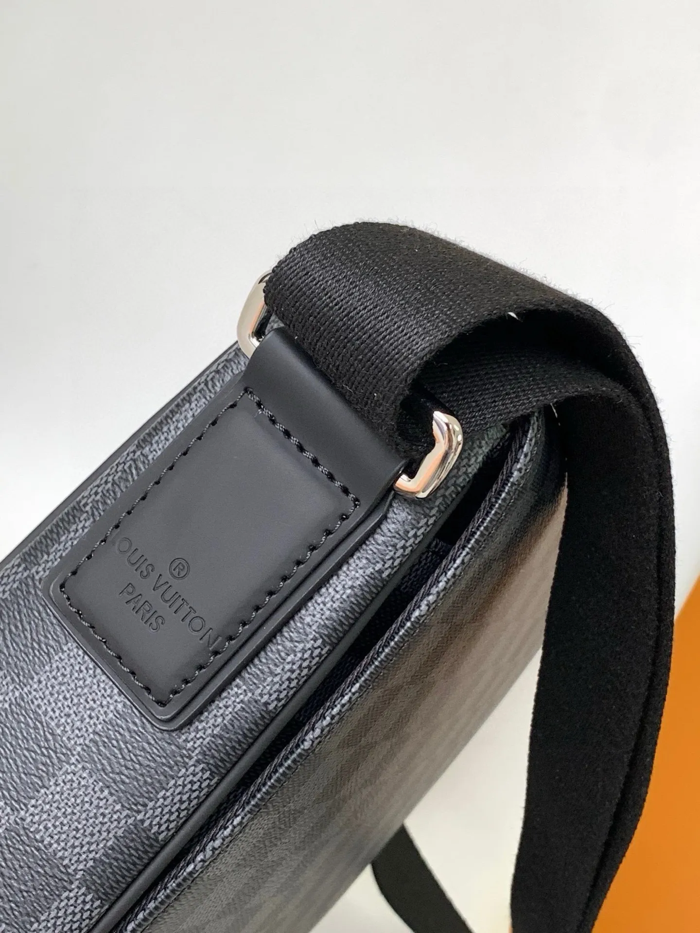 💰740 Top quality original M41213 black check brown check DISTRICT small district small handbag, small, exquisite, classic shape and Damier Graphite canvas material, men's PVC large bag black checkered hijab flip bag shoulder bag casual bag practical elegant handbag, ideal companion for daily life Size 27/23/8cm