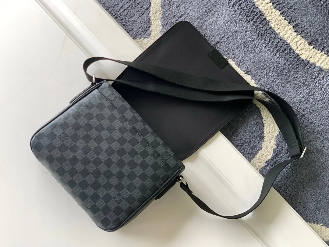 💰740 Top quality original M41213 black check brown check DISTRICT small district small handbag, small, exquisite, classic shape and Damier Graphite canvas material, men's PVC large bag black checkered hijab flip bag shoulder bag casual bag practical elegant handbag, ideal companion for daily life Size 27/23/8cm