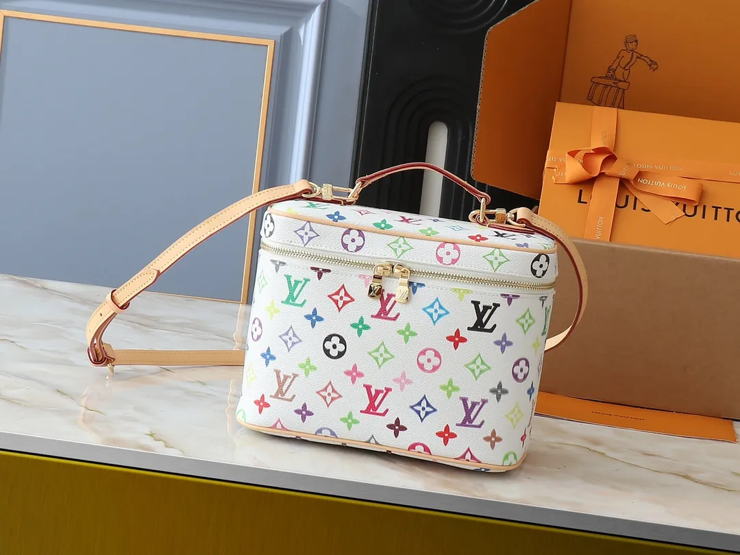 💰320💰Upgraded from the original M13747 M44495 M42265 M44936 M42263 lv Murakami Nice mini Nano cosmetic bag with Monogram printing and 33 colorful colors. In 2025, Murakami and LV jointly launched the white and black tricolor twelve pieces, which are very popular around the world and are loved by celebrities and celebrities. Dimensions: 24 x 17 x 14 (LxHxW)