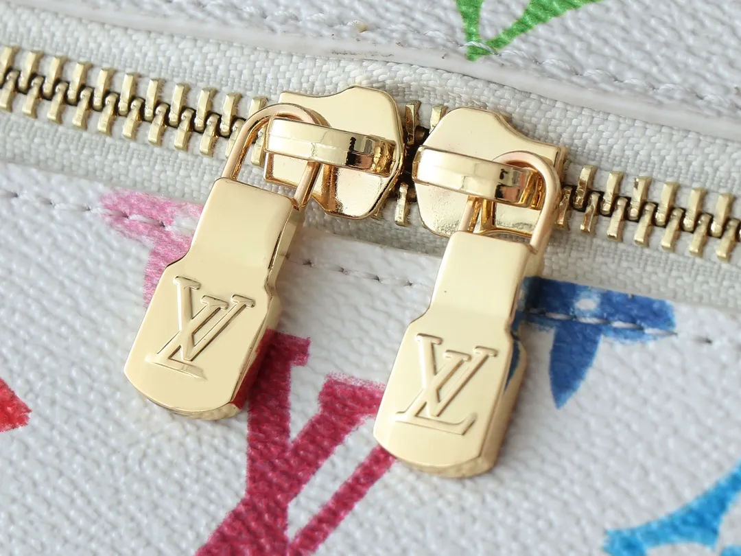 💰320💰Upgraded from the original M13747 M44495 M42265 M44936 M42263 lv Murakami Nice mini Nano cosmetic bag with Monogram printing and 33 colorful colors. In 2025, Murakami and LV jointly launched the white and black tricolor twelve pieces, which are very popular around the world and are loved by celebrities and celebrities. Dimensions: 24 x 17 x 14 (LxHxW)