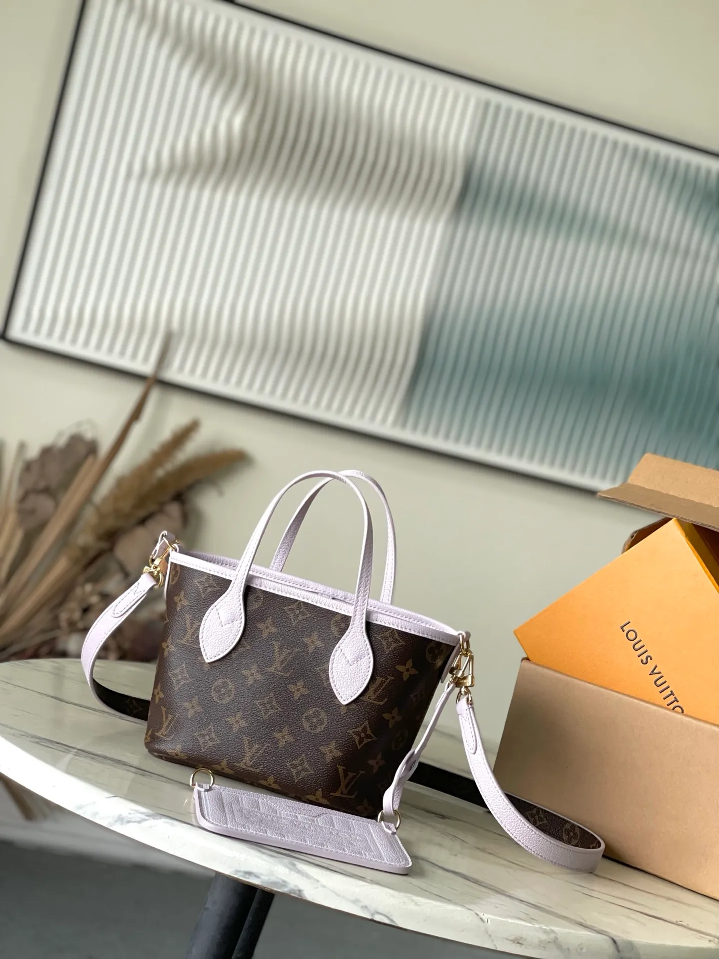 💰900 (first-grain leather) Top-quality original M25656 Neverfull Bandoulière Inside Out BB handbag is a double-sided version of the classic design this season. The front and back are decorated with iconic Monogram canvas and grained leather. The detachable zipper bag can be used alone or hung outside. The detachable shoulder strap is convenient for wearing cross-body. Dazzling metal parts add exquisite details. Size: 26.5x16.5x11cm