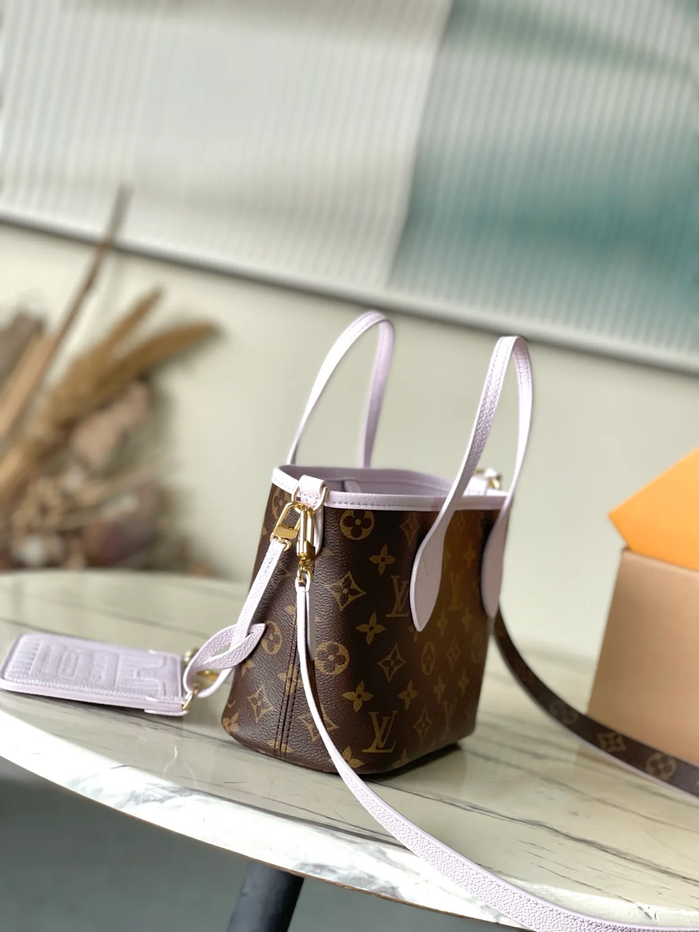 💰900 (first-grain leather) Top-quality original M25656 Neverfull Bandoulière Inside Out BB handbag is a double-sided version of the classic design this season. The front and back are decorated with iconic Monogram canvas and grained leather. The detachable zipper bag can be used alone or hung outside. The detachable shoulder strap is convenient for wearing cross-body. Dazzling metal parts add exquisite details. Size: 26.5x16.5x11cm