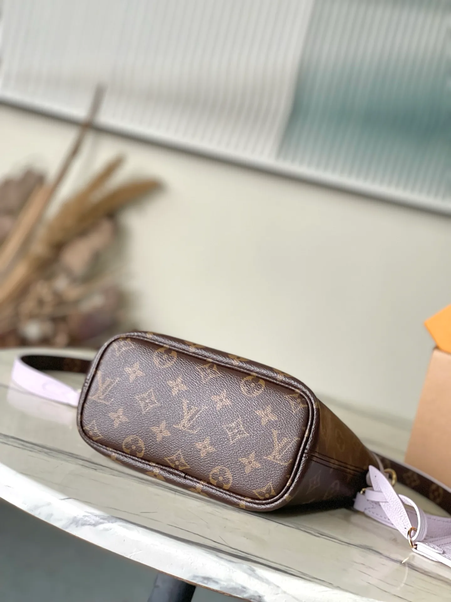 💰900 (first-grain leather) Top-quality original M25656 Neverfull Bandoulière Inside Out BB handbag is a double-sided version of the classic design this season. The front and back are decorated with iconic Monogram canvas and grained leather. The detachable zipper bag can be used alone or hung outside. The detachable shoulder strap is convenient for wearing cross-body. Dazzling metal parts add exquisite details. Size: 26.5x16.5x11cm