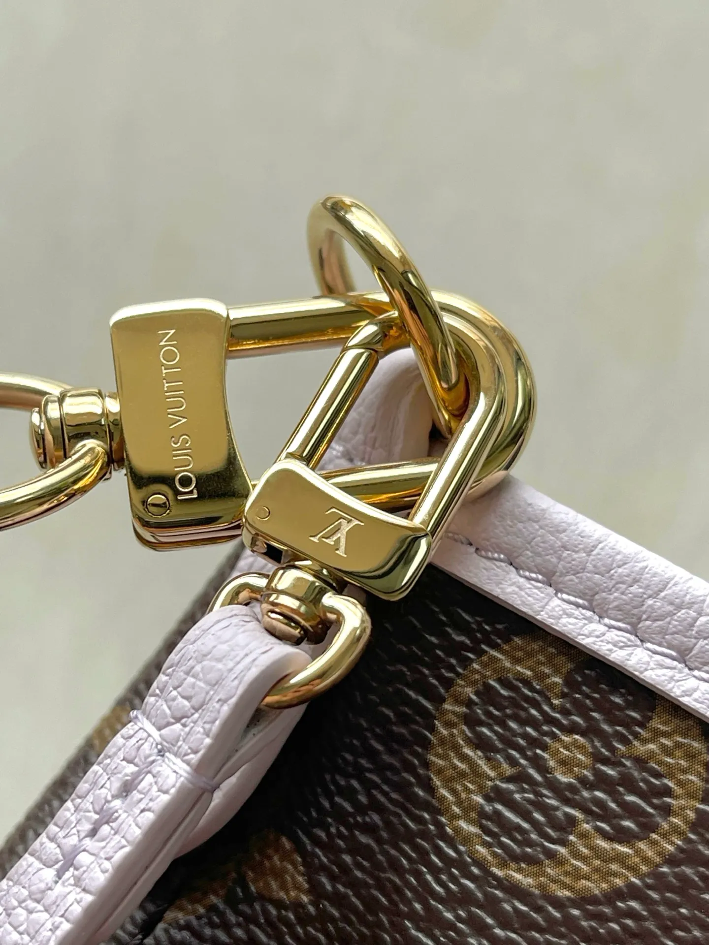 💰900 (first-grain leather) Top-quality original M25656 Neverfull Bandoulière Inside Out BB handbag is a double-sided version of the classic design this season. The front and back are decorated with iconic Monogram canvas and grained leather. The detachable zipper bag can be used alone or hung outside. The detachable shoulder strap is convenient for wearing cross-body. Dazzling metal parts add exquisite details. Size: 26.5x16.5x11cm