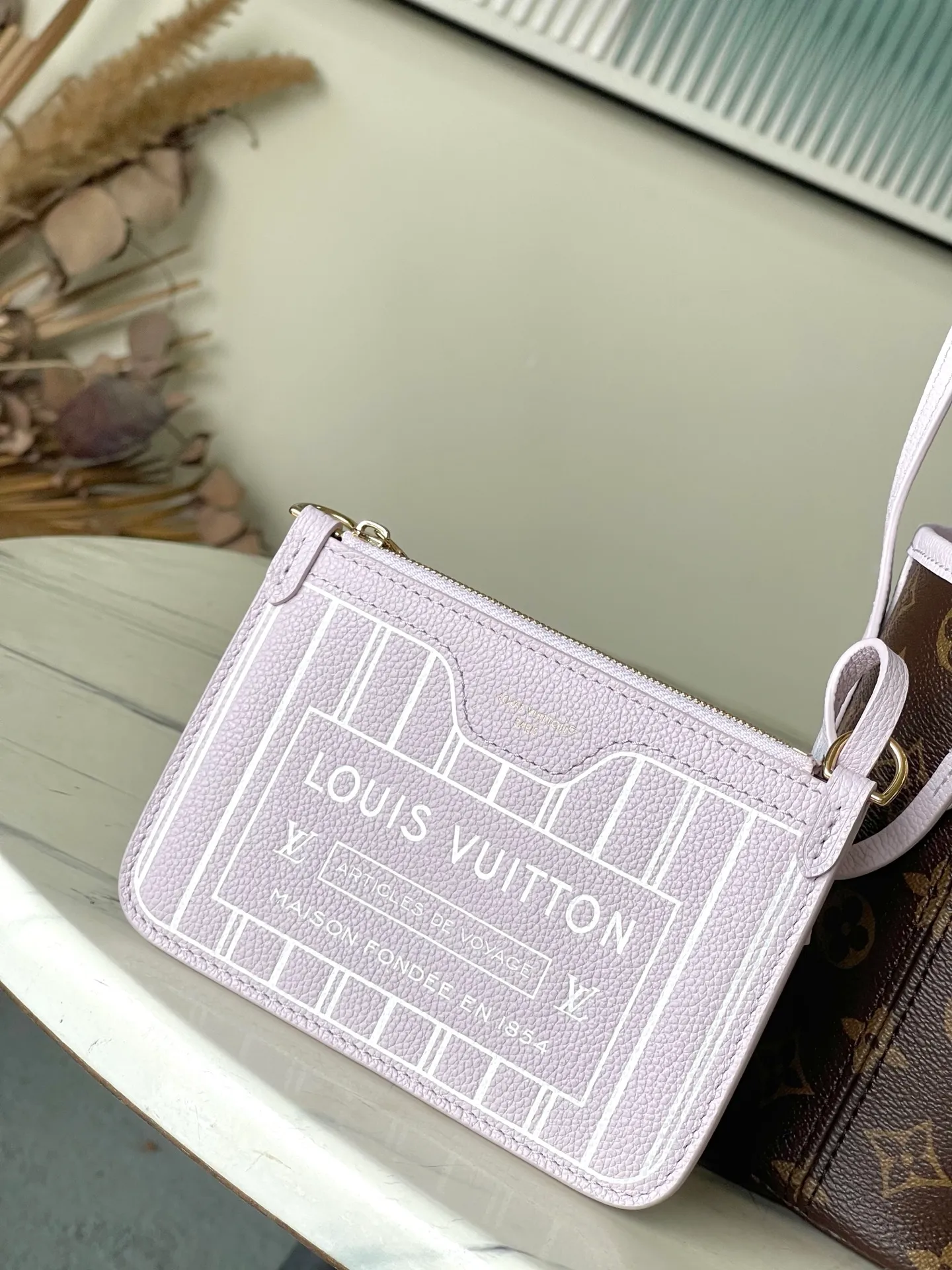 💰900 (first-grain leather) Top-quality original M25656 Neverfull Bandoulière Inside Out BB handbag is a double-sided version of the classic design this season. The front and back are decorated with iconic Monogram canvas and grained leather. The detachable zipper bag can be used alone or hung outside. The detachable shoulder strap is convenient for wearing cross-body. Dazzling metal parts add exquisite details. Size: 26.5x16.5x11cm