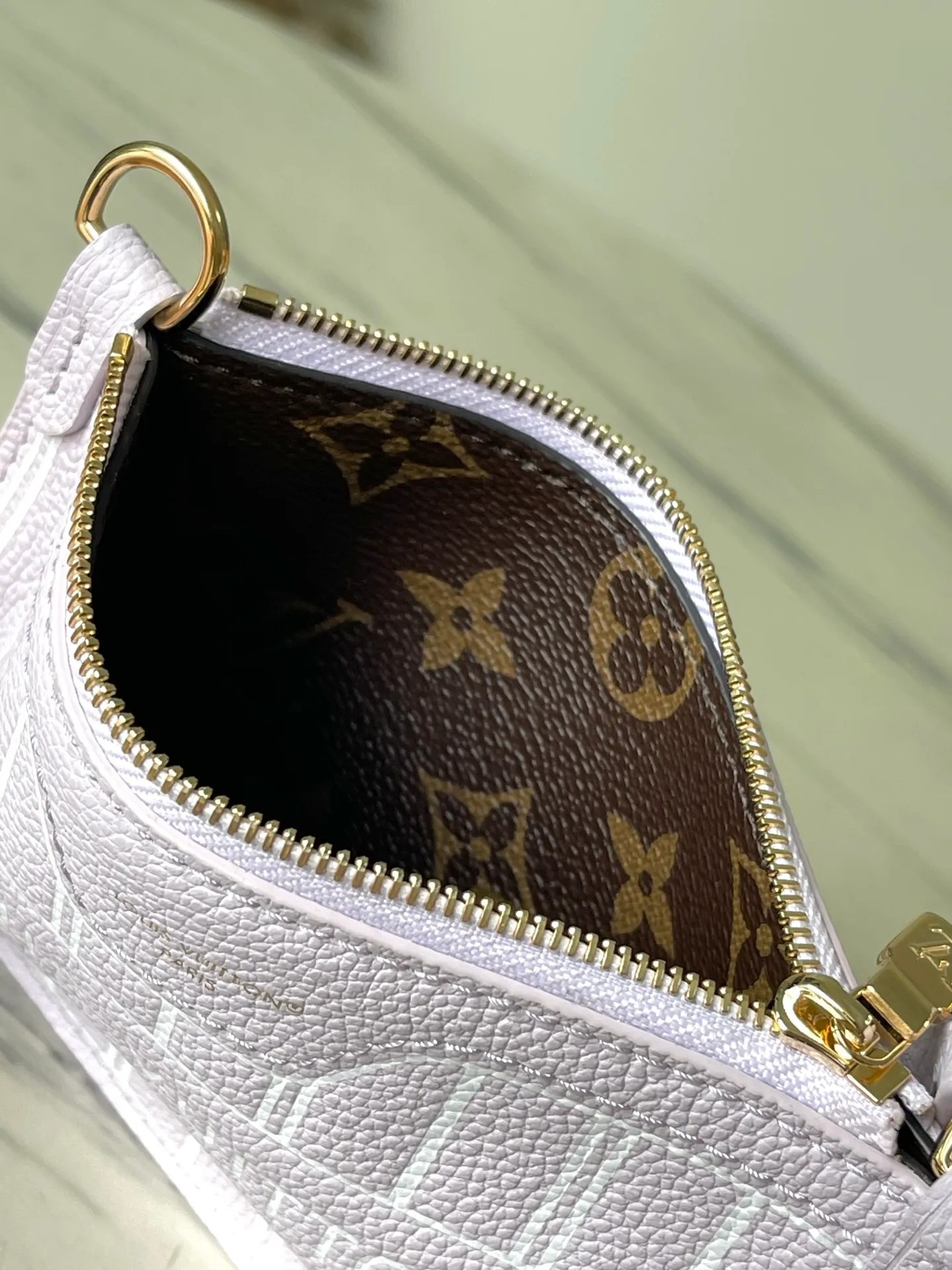 💰900 (first-grain leather) Top-quality original M25656 Neverfull Bandoulière Inside Out BB handbag is a double-sided version of the classic design this season. The front and back are decorated with iconic Monogram canvas and grained leather. The detachable zipper bag can be used alone or hung outside. The detachable shoulder strap is convenient for wearing cross-body. Dazzling metal parts add exquisite details. Size: 26.5x16.5x11cm