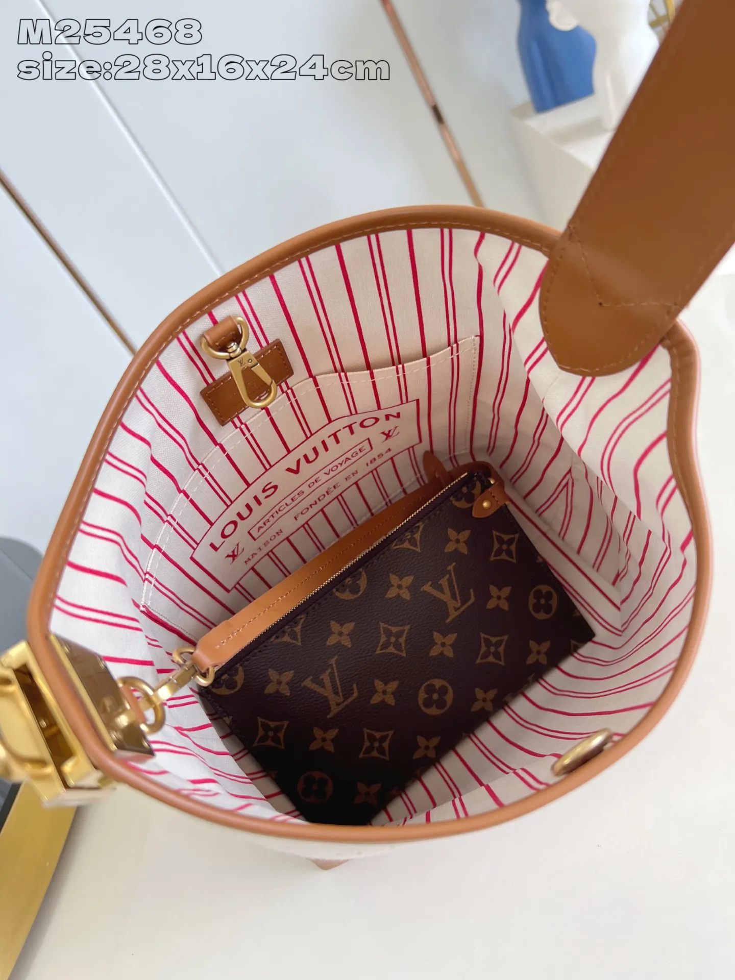 💰1180 Top-quality original individual real shot M25468】This Low Key Hobo small handbag is blended with canvas and cow leather, using texture contrast to interpret the elegant style of the new season. Distressed metal hardware and a removable Monogram zippered inner pocket harken back to the brand's trunk-making heritage, while the striped lining highlights sophisticated details. 28 x 16 x 24 cm (height x width x length)