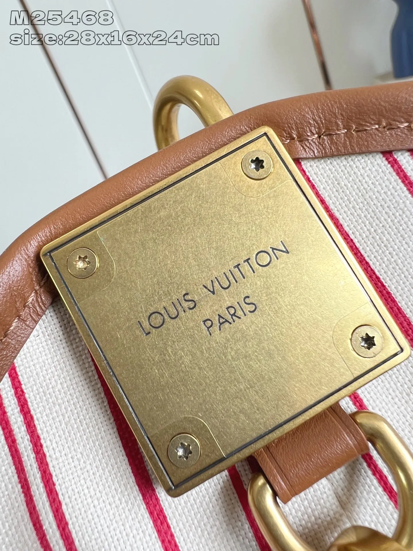 💰1180 Top-quality original individual real shot M25468】This Low Key Hobo small handbag is blended with canvas and cow leather, using texture contrast to interpret the elegant style of the new season. Distressed metal hardware and a removable Monogram zippered inner pocket harken back to the brand's trunk-making heritage, while the striped lining highlights sophisticated details. 28 x 16 x 24 cm (height x width x length)