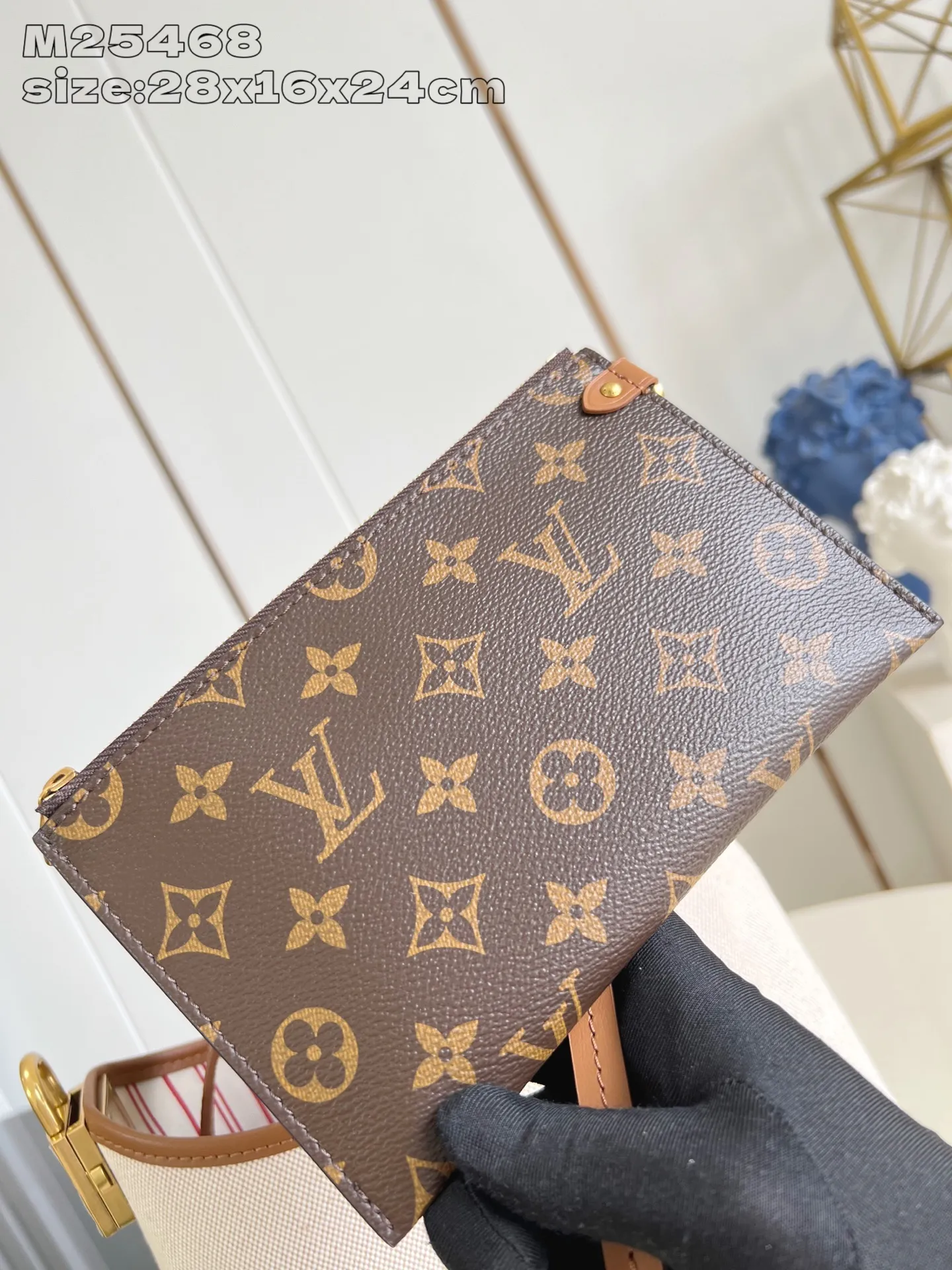 💰1180 Top-quality original individual real shot M25468】This Low Key Hobo small handbag is blended with canvas and cow leather, using texture contrast to interpret the elegant style of the new season. Distressed metal hardware and a removable Monogram zippered inner pocket harken back to the brand's trunk-making heritage, while the striped lining highlights sophisticated details. 28 x 16 x 24 cm (height x width x length)