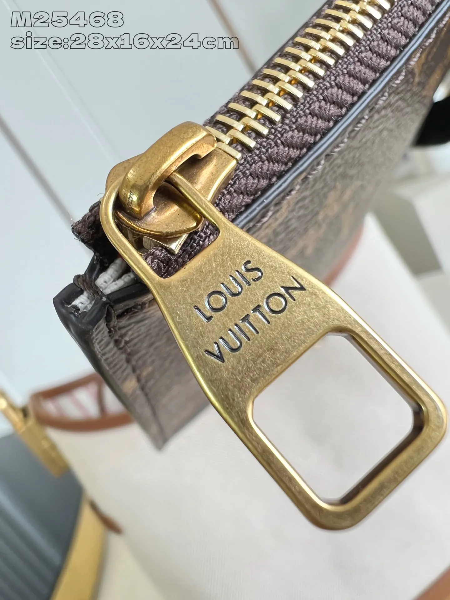 💰1180 Top-quality original individual real shot M25468】This Low Key Hobo small handbag is blended with canvas and cow leather, using texture contrast to interpret the elegant style of the new season. Distressed metal hardware and a removable Monogram zippered inner pocket harken back to the brand's trunk-making heritage, while the striped lining highlights sophisticated details. 28 x 16 x 24 cm (height x width x length)