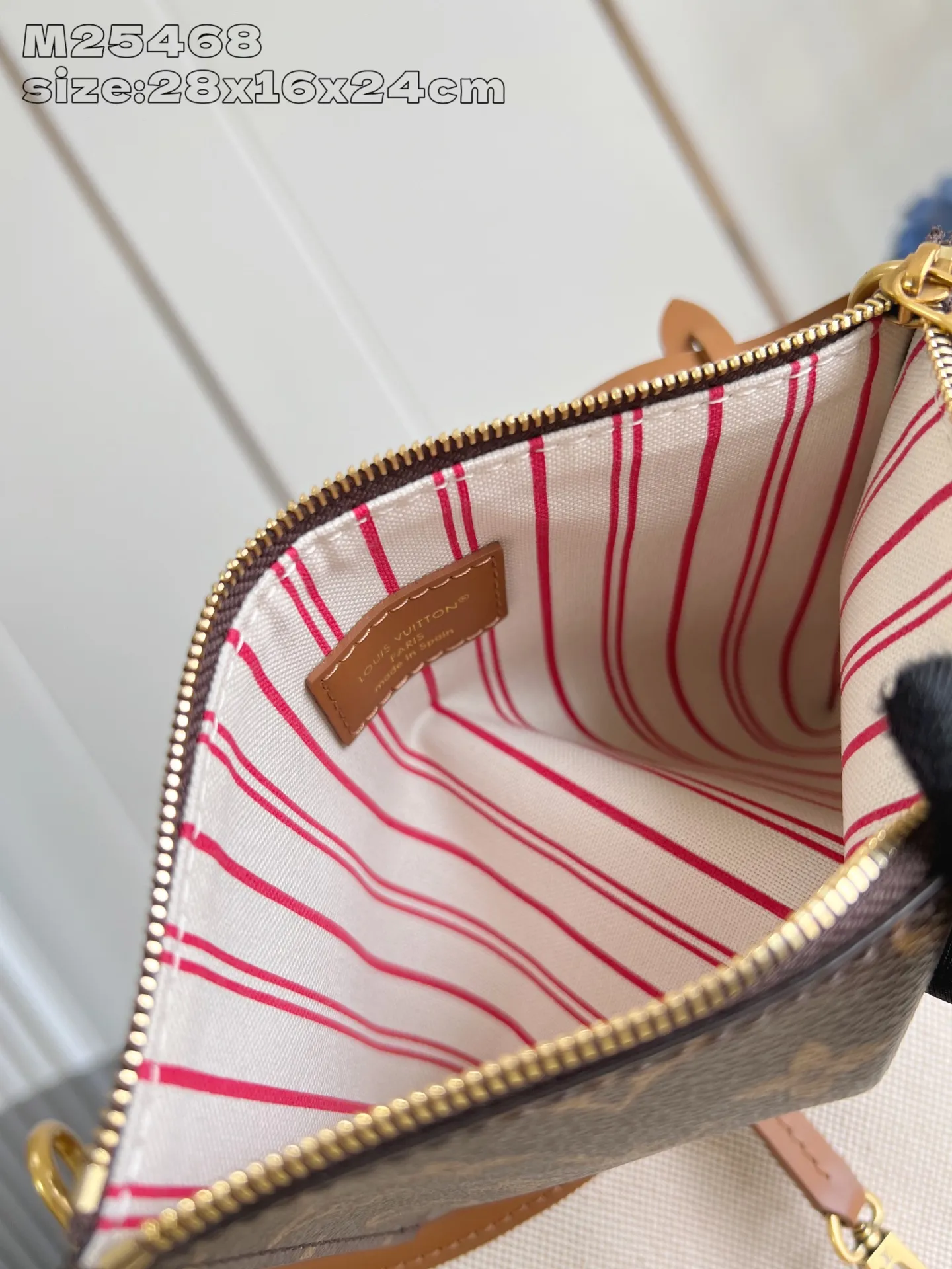 💰1180 Top-quality original individual real shot M25468】This Low Key Hobo small handbag is blended with canvas and cow leather, using texture contrast to interpret the elegant style of the new season. Distressed metal hardware and a removable Monogram zippered inner pocket harken back to the brand's trunk-making heritage, while the striped lining highlights sophisticated details. 28 x 16 x 24 cm (height x width x length)