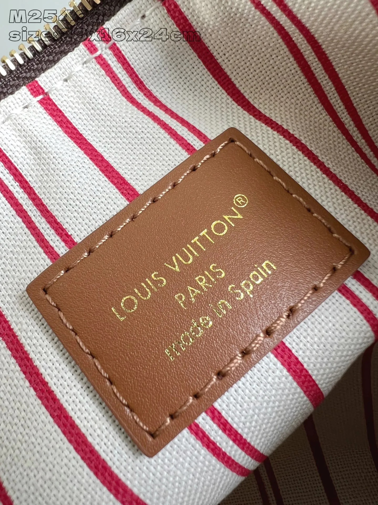 💰1180 Top-quality original individual real shot M25468】This Low Key Hobo small handbag is blended with canvas and cow leather, using texture contrast to interpret the elegant style of the new season. Distressed metal hardware and a removable Monogram zippered inner pocket harken back to the brand's trunk-making heritage, while the striped lining highlights sophisticated details. 28 x 16 x 24 cm (height x width x length)