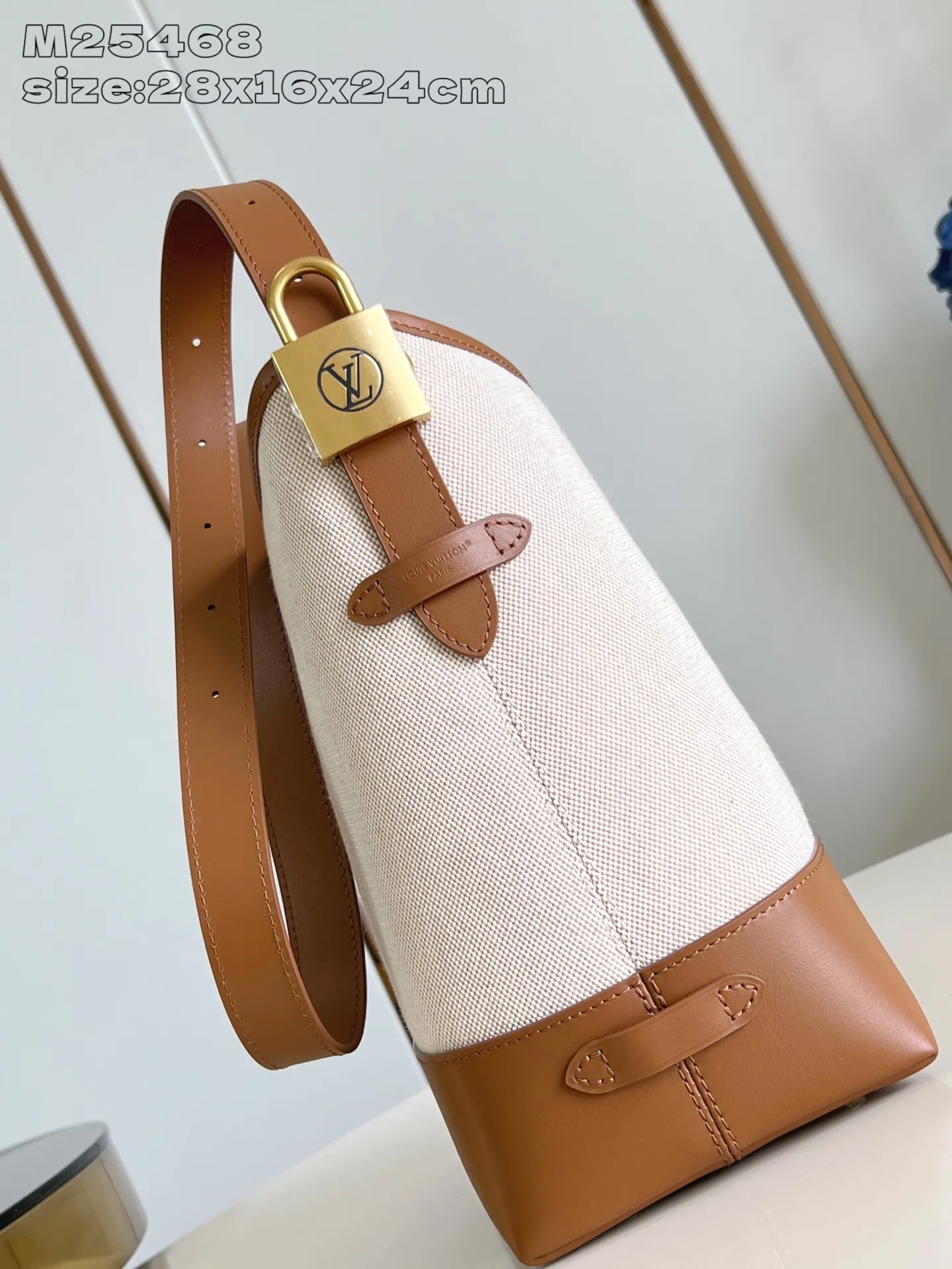 💰1180 Top-quality original individual real shot M25468】This Low Key Hobo small handbag is blended with canvas and cow leather, using texture contrast to interpret the elegant style of the new season. Distressed metal hardware and a removable Monogram zippered inner pocket harken back to the brand's trunk-making heritage, while the striped lining highlights sophisticated details. 28 x 16 x 24 cm (height x width x length)