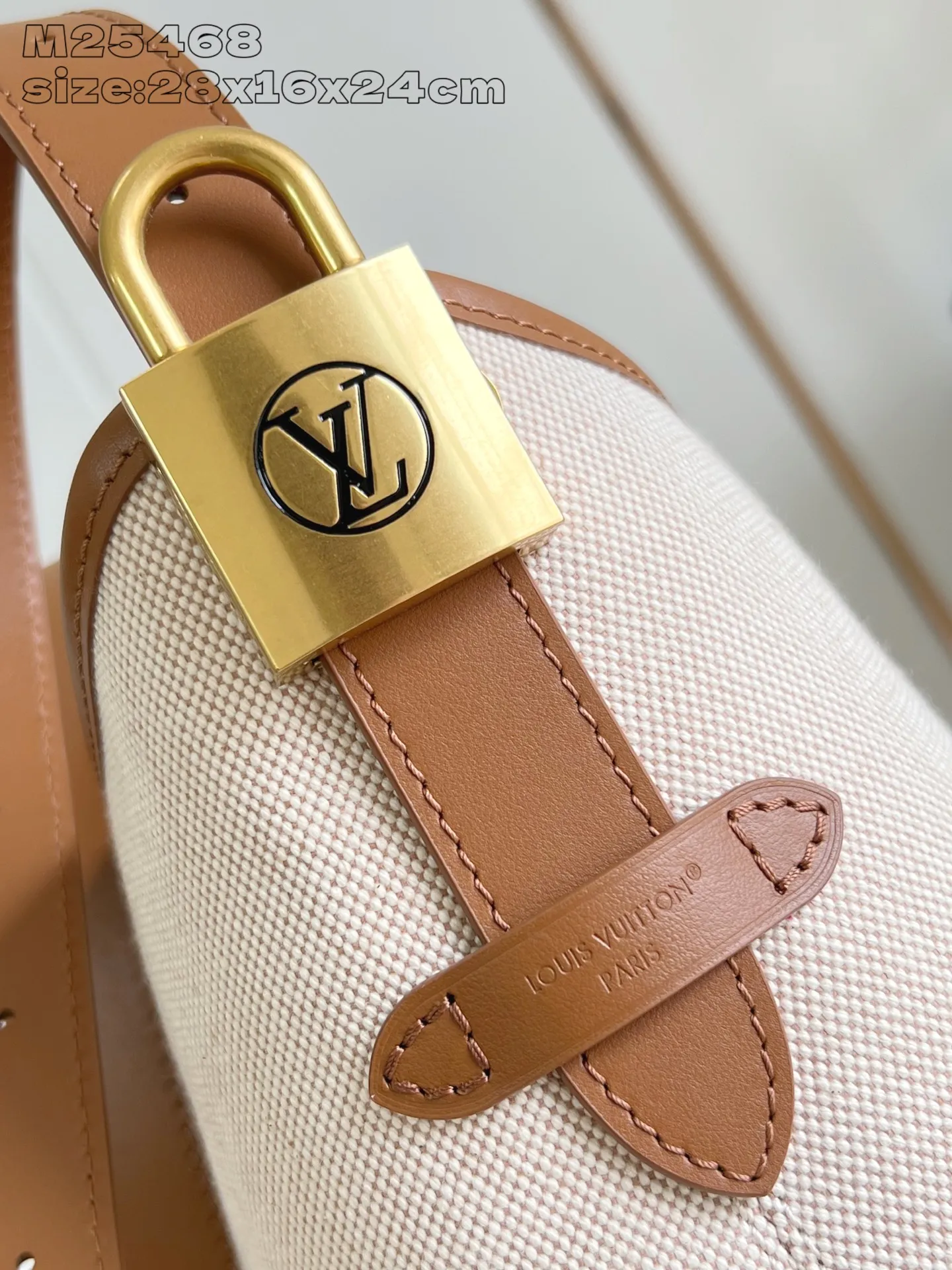 💰1180 Top-quality original individual real shot M25468】This Low Key Hobo small handbag is blended with canvas and cow leather, using texture contrast to interpret the elegant style of the new season. Distressed metal hardware and a removable Monogram zippered inner pocket harken back to the brand's trunk-making heritage, while the striped lining highlights sophisticated details. 28 x 16 x 24 cm (height x width x length)