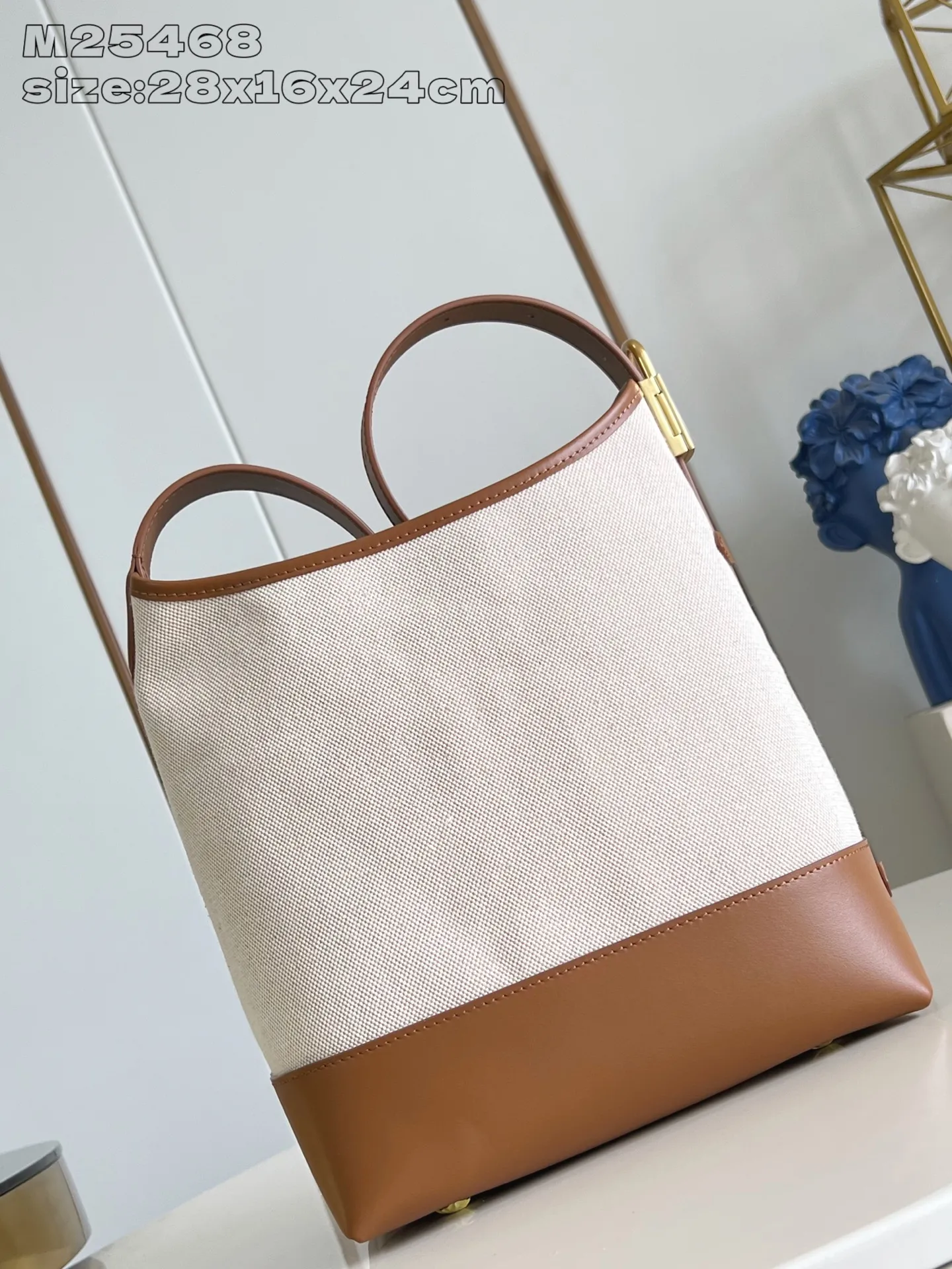 💰1180 Top-quality original individual real shot M25468】This Low Key Hobo small handbag is blended with canvas and cow leather, using texture contrast to interpret the elegant style of the new season. Distressed metal hardware and a removable Monogram zippered inner pocket harken back to the brand's trunk-making heritage, while the striped lining highlights sophisticated details. 28 x 16 x 24 cm (height x width x length)