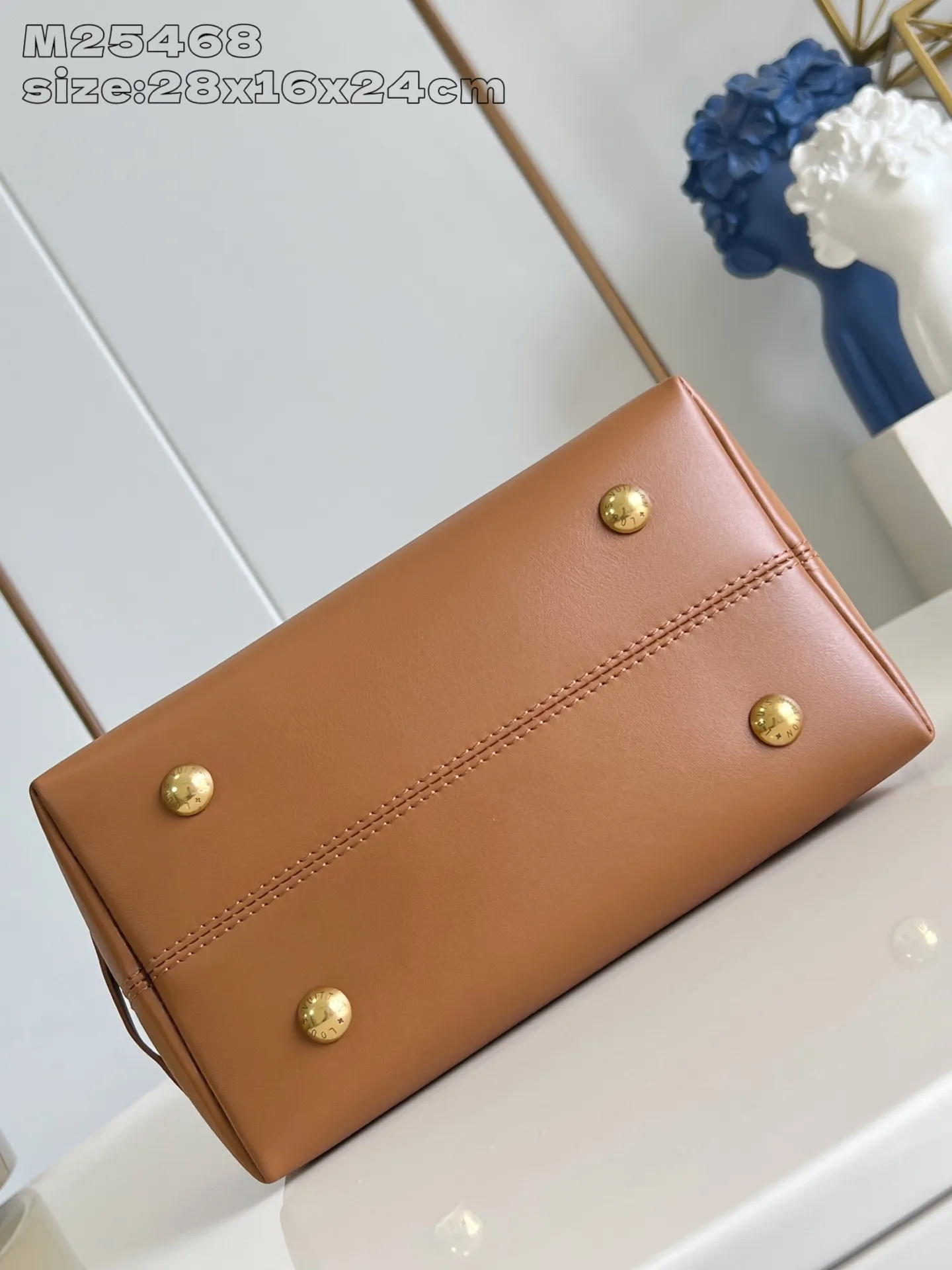💰1180 Top-quality original individual real shot M25468】This Low Key Hobo small handbag is blended with canvas and cow leather, using texture contrast to interpret the elegant style of the new season. Distressed metal hardware and a removable Monogram zippered inner pocket harken back to the brand's trunk-making heritage, while the striped lining highlights sophisticated details. 28 x 16 x 24 cm (height x width x length)