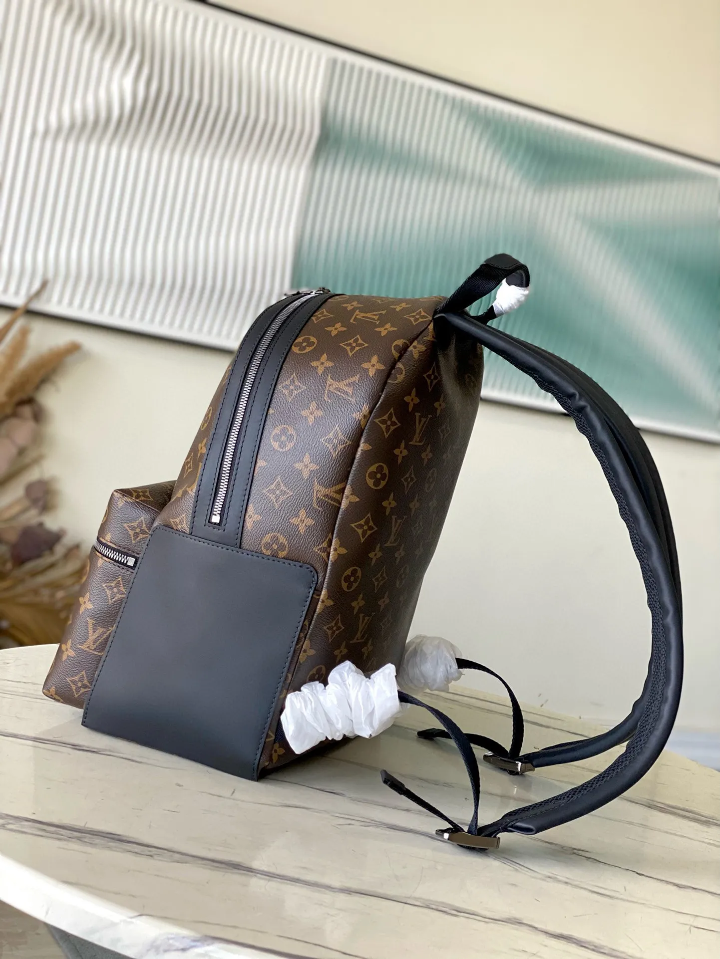 💰960 Top Original M22558 Presbyopia This Discovery small backpack is made of Monogram Eclipse canvas and continues its flexible functionality in a more compact configuration. Exterior pockets, zippered front pockets, and open side pockets provide easy access, while interior pockets keep things organized. Dimensions: 29 x 38 x 20 cm