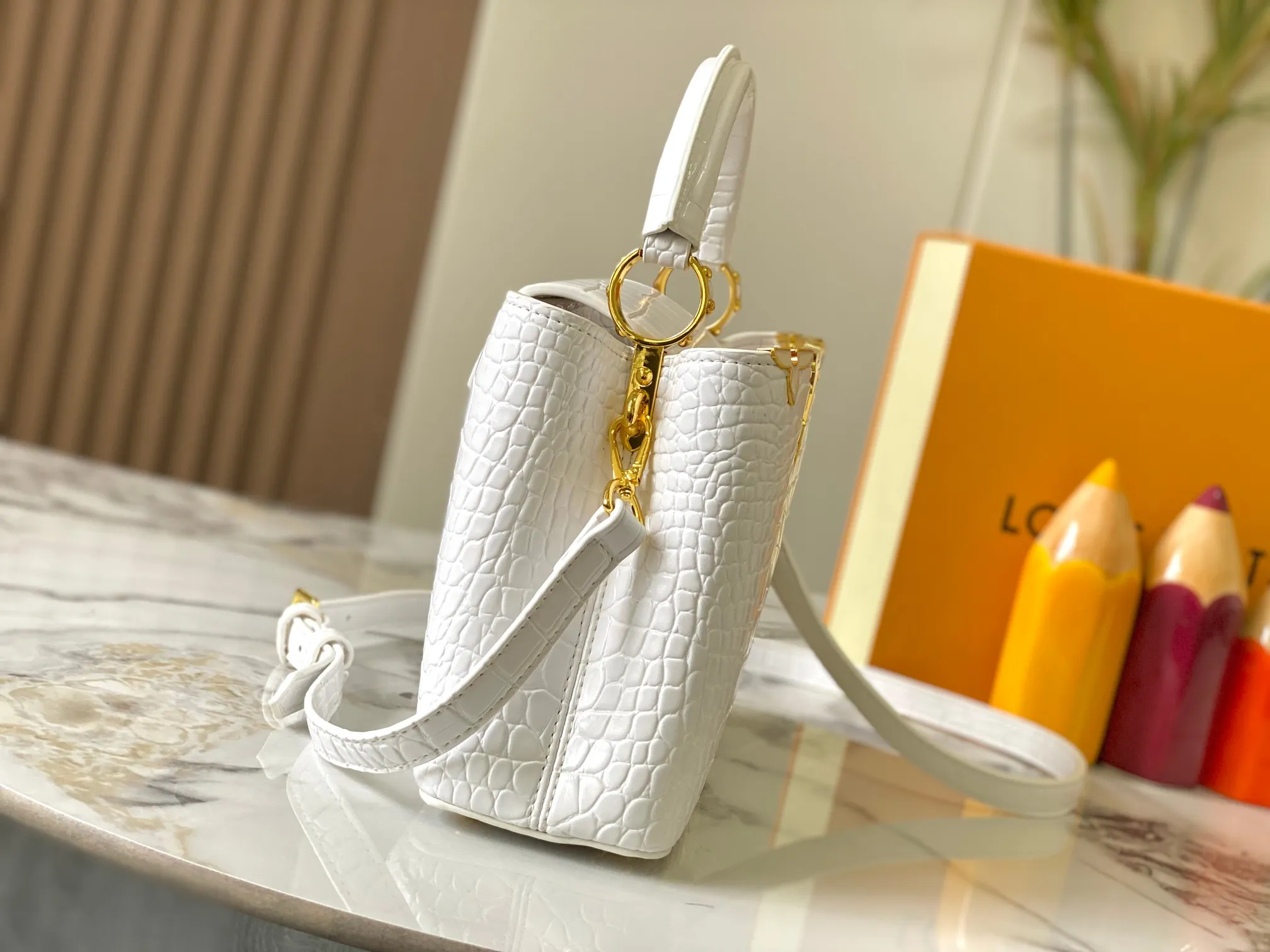 p460【Guangzhou top quality original】M86154 This Capucines BB handbag is made of Monogram crocodile pattern with pointed flowers and decorative lines, with LV letters and woven chains injecting metal edges, and with contrasting leather trims. The flip cover can be placed externally or internally, and the neat inner layer and multiple carrying methods complete the functional details.  27 x 18 x 9 cm (length x height x width)