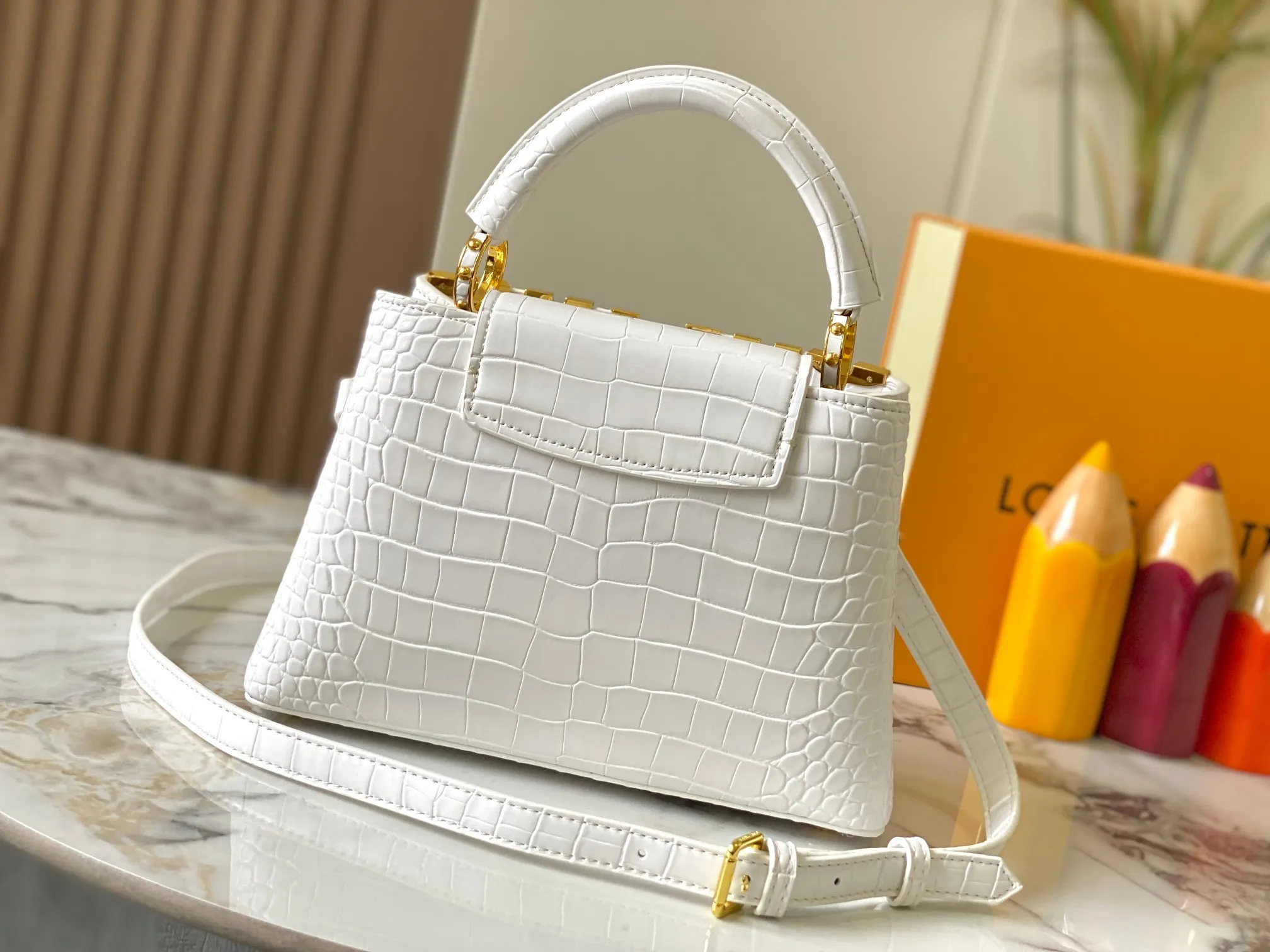 p460【Guangzhou top quality original】M86154 This Capucines BB handbag is made of Monogram crocodile pattern with pointed flowers and decorative lines, with LV letters and woven chains injecting metal edges, and with contrasting leather trims. The flip cover can be placed externally or internally, and the neat inner layer and multiple carrying methods complete the functional details.  27 x 18 x 9 cm (length x height x width)
