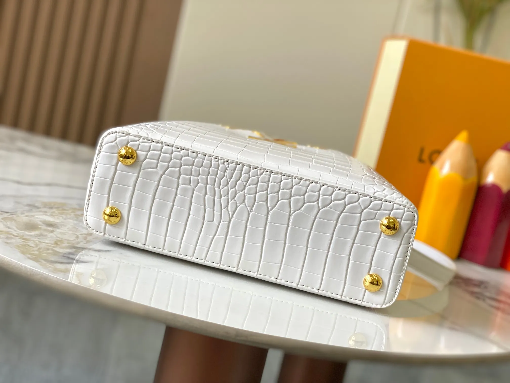 p460【Guangzhou top quality original】M86154 This Capucines BB handbag is made of Monogram crocodile pattern with pointed flowers and decorative lines, with LV letters and woven chains injecting metal edges, and with contrasting leather trims. The flip cover can be placed externally or internally, and the neat inner layer and multiple carrying methods complete the functional details.  27 x 18 x 9 cm (length x height x width)