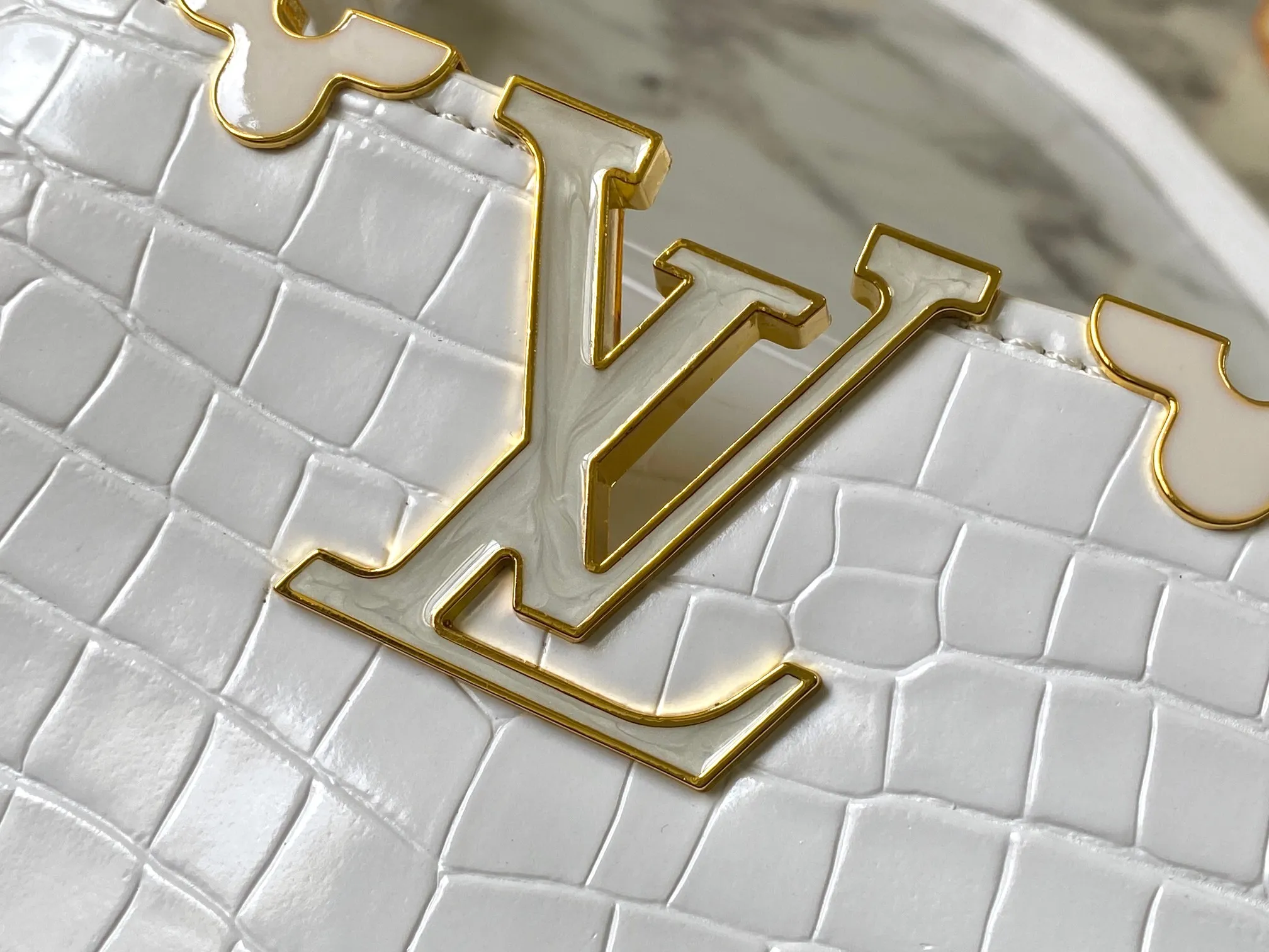 p460【Guangzhou top quality original】M86154 This Capucines BB handbag is made of Monogram crocodile pattern with pointed flowers and decorative lines, with LV letters and woven chains injecting metal edges, and with contrasting leather trims. The flip cover can be placed externally or internally, and the neat inner layer and multiple carrying methods complete the functional details.  27 x 18 x 9 cm (length x height x width)